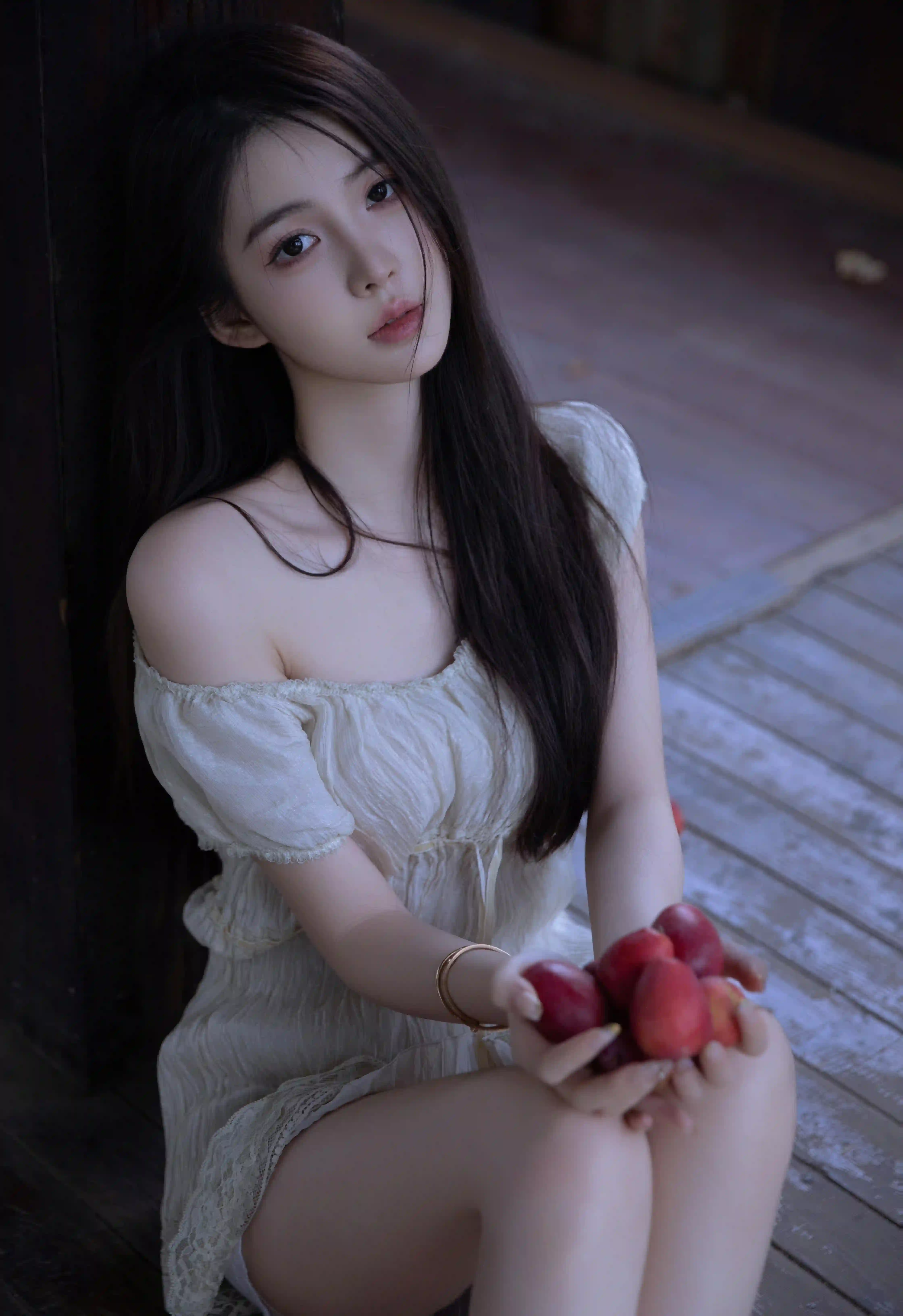 长发白裙美女 白色裙子 手拿野果 长腿美女