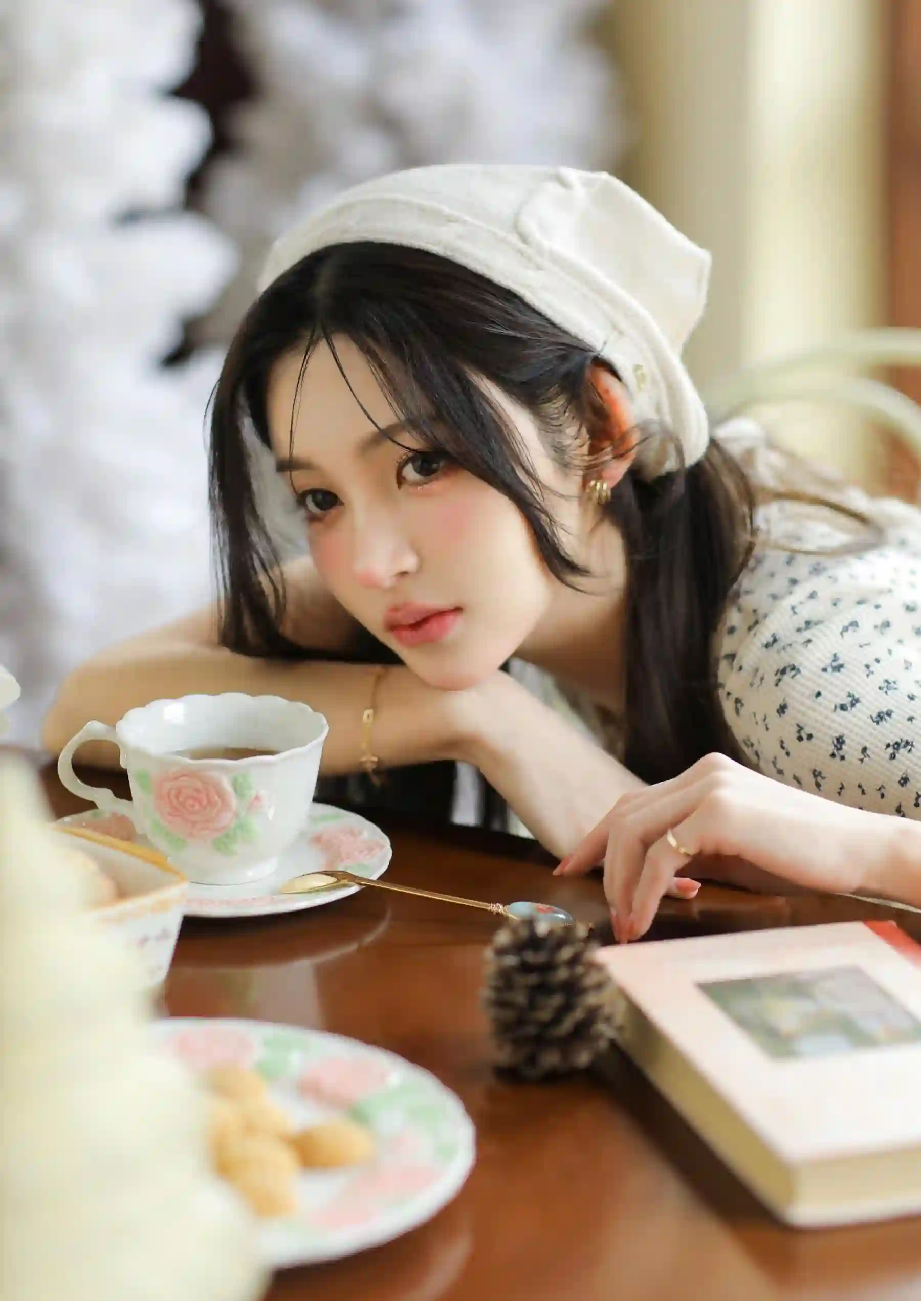 趴着桌子上的长发可爱美女 白色帽子 下午茶 书籍 