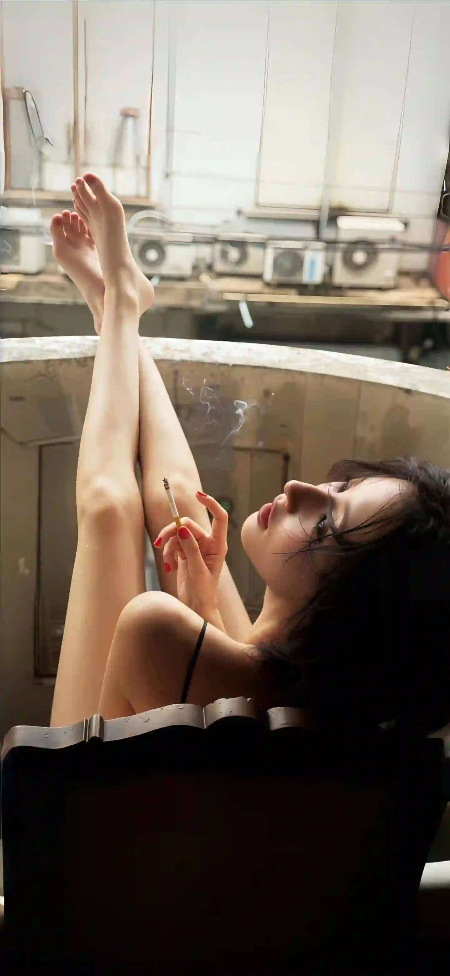 香烟 长发美女 长腿美女 性感美女 居家 吊带