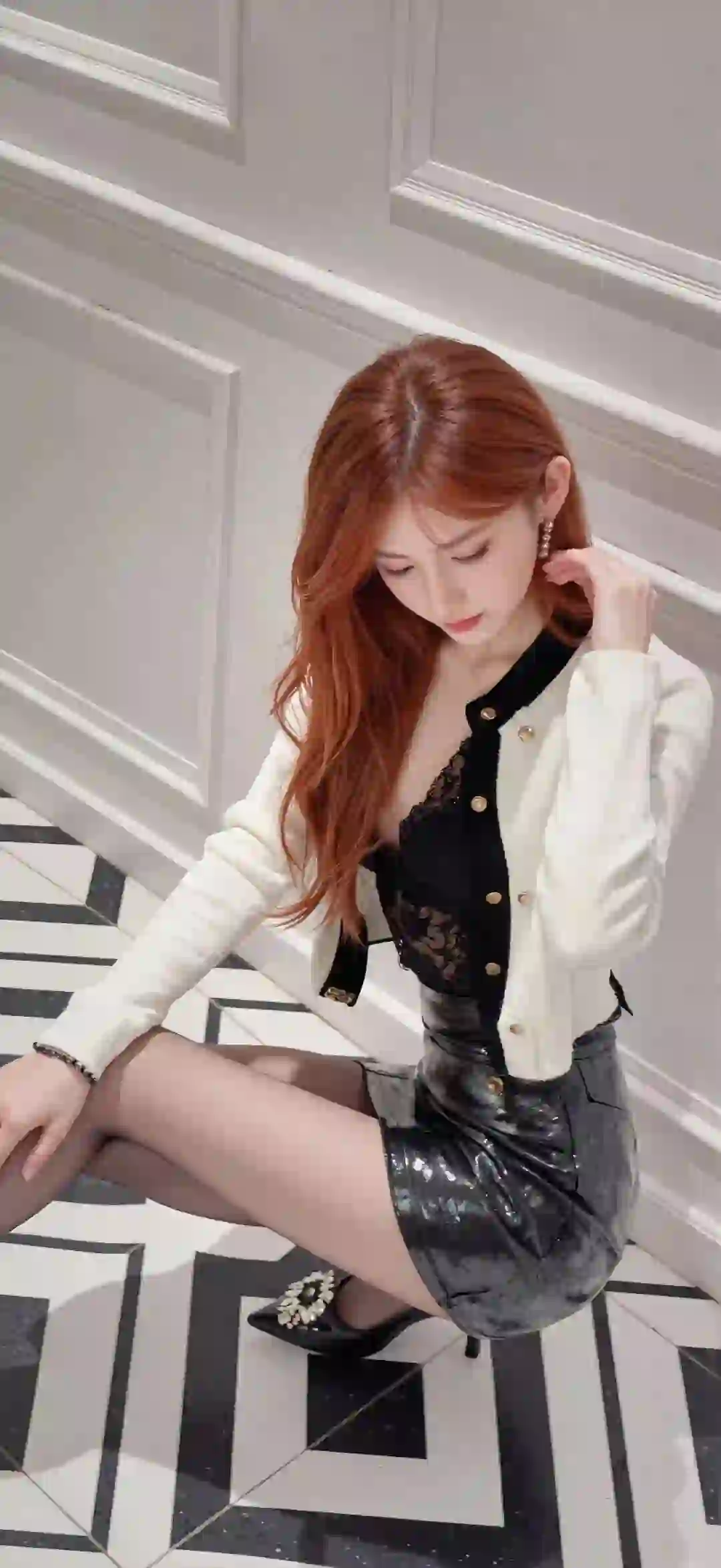 美女 长发美女 性感 黑色皮衣 白色衣服 黄色头发