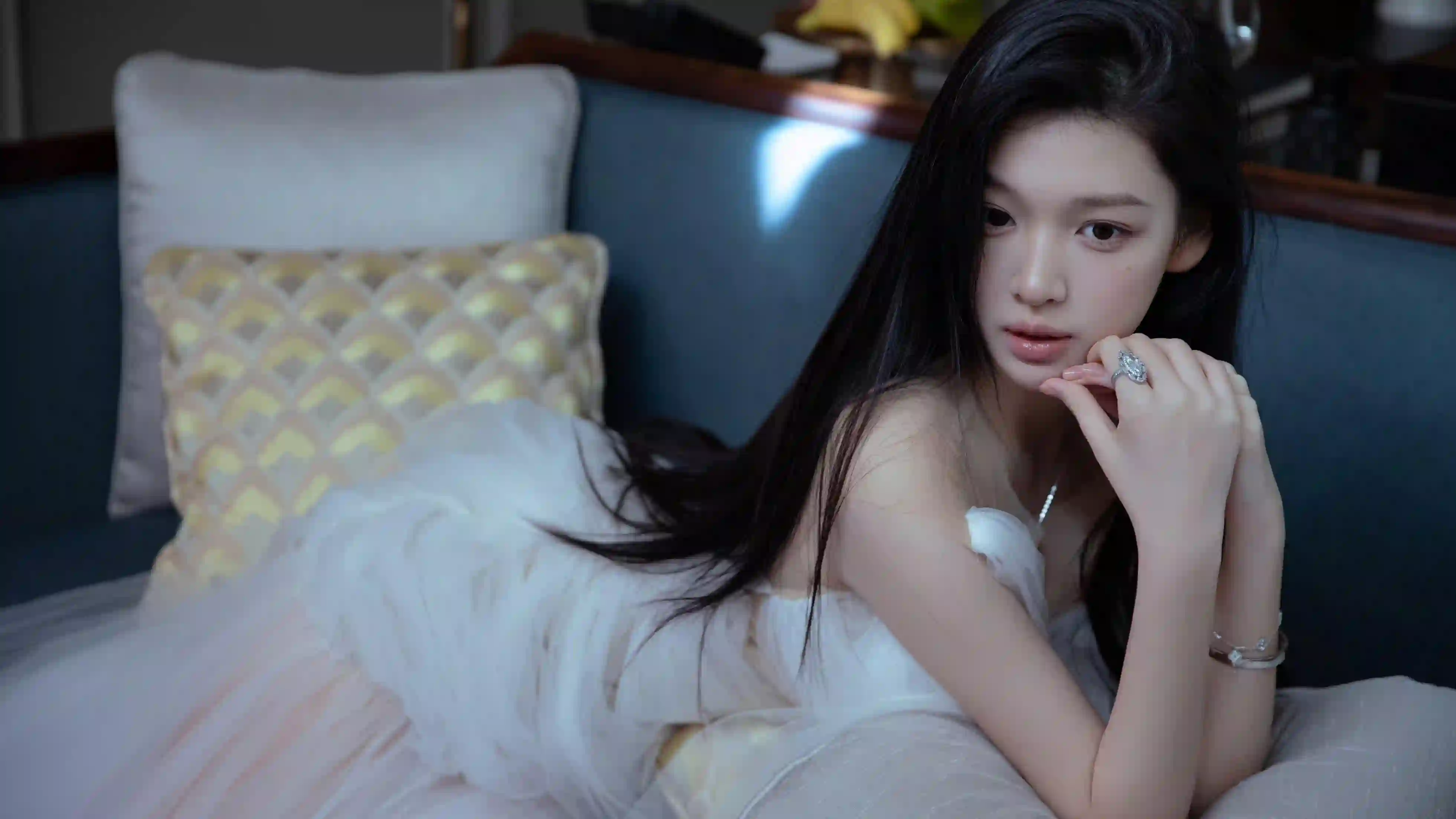 沙发上的长发白裙美女 阳光 沙发 居家场景