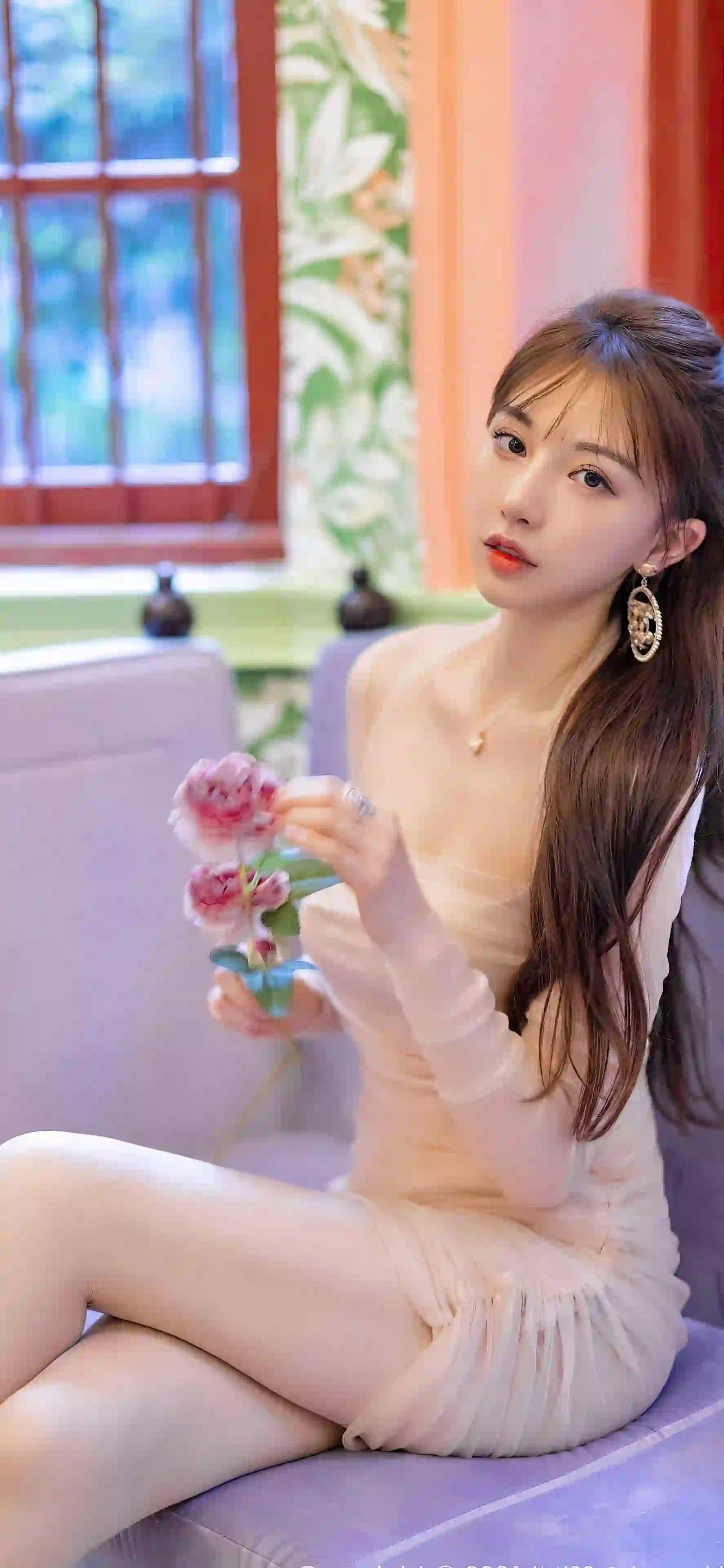 长发美女 花 性感美女 好身材