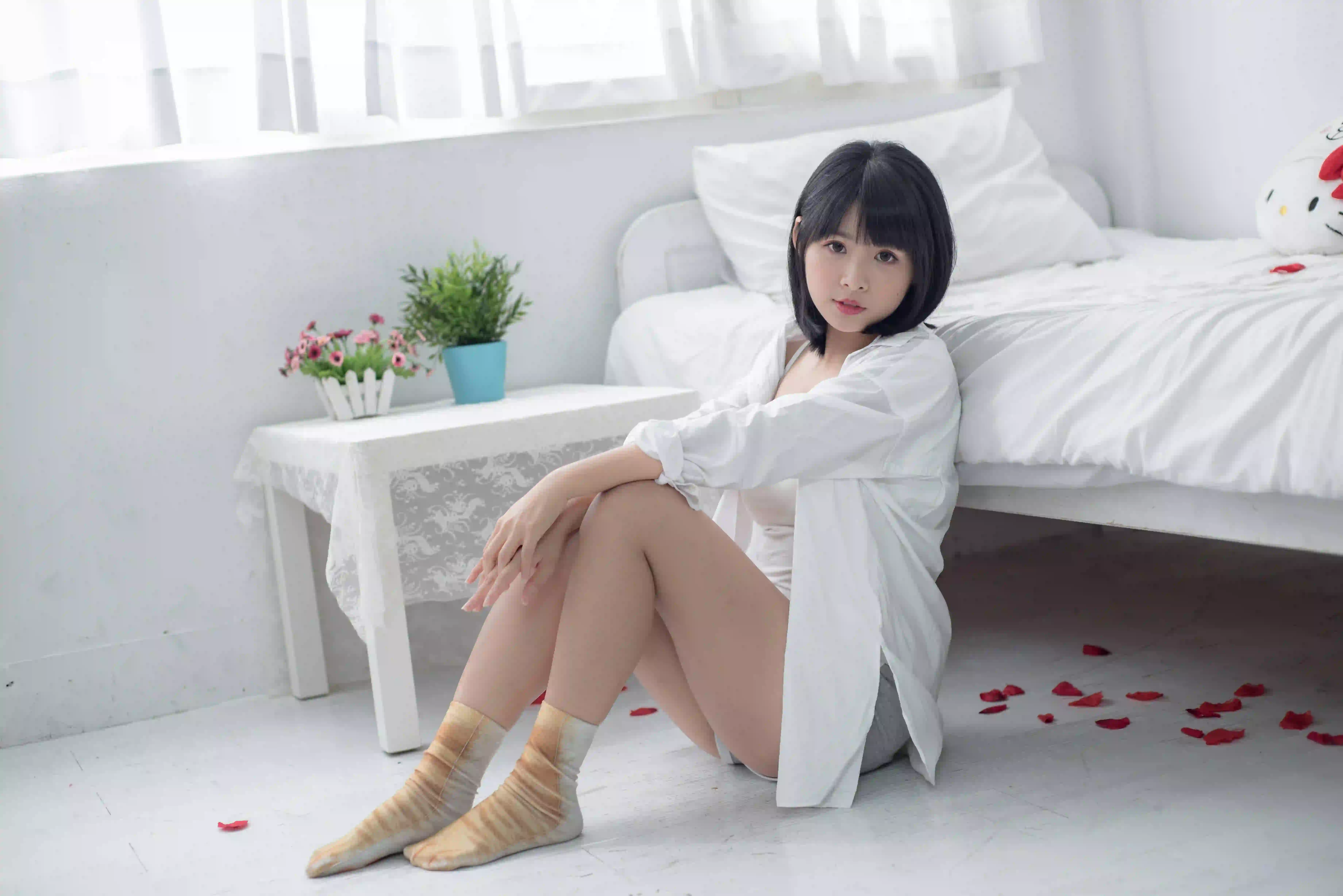 白色衬衫 白色衣服 短发女孩 居家写真 