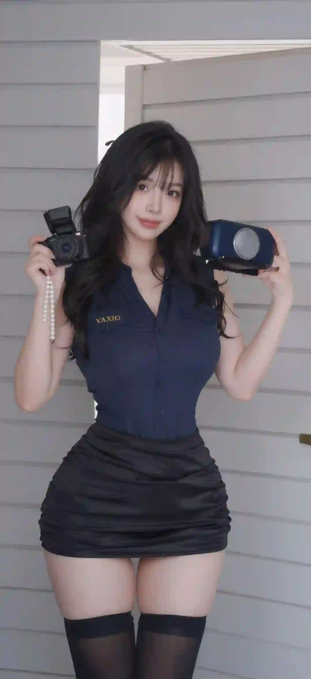 美女 黑发 时尚穿搭 复古相机 黑色短裙