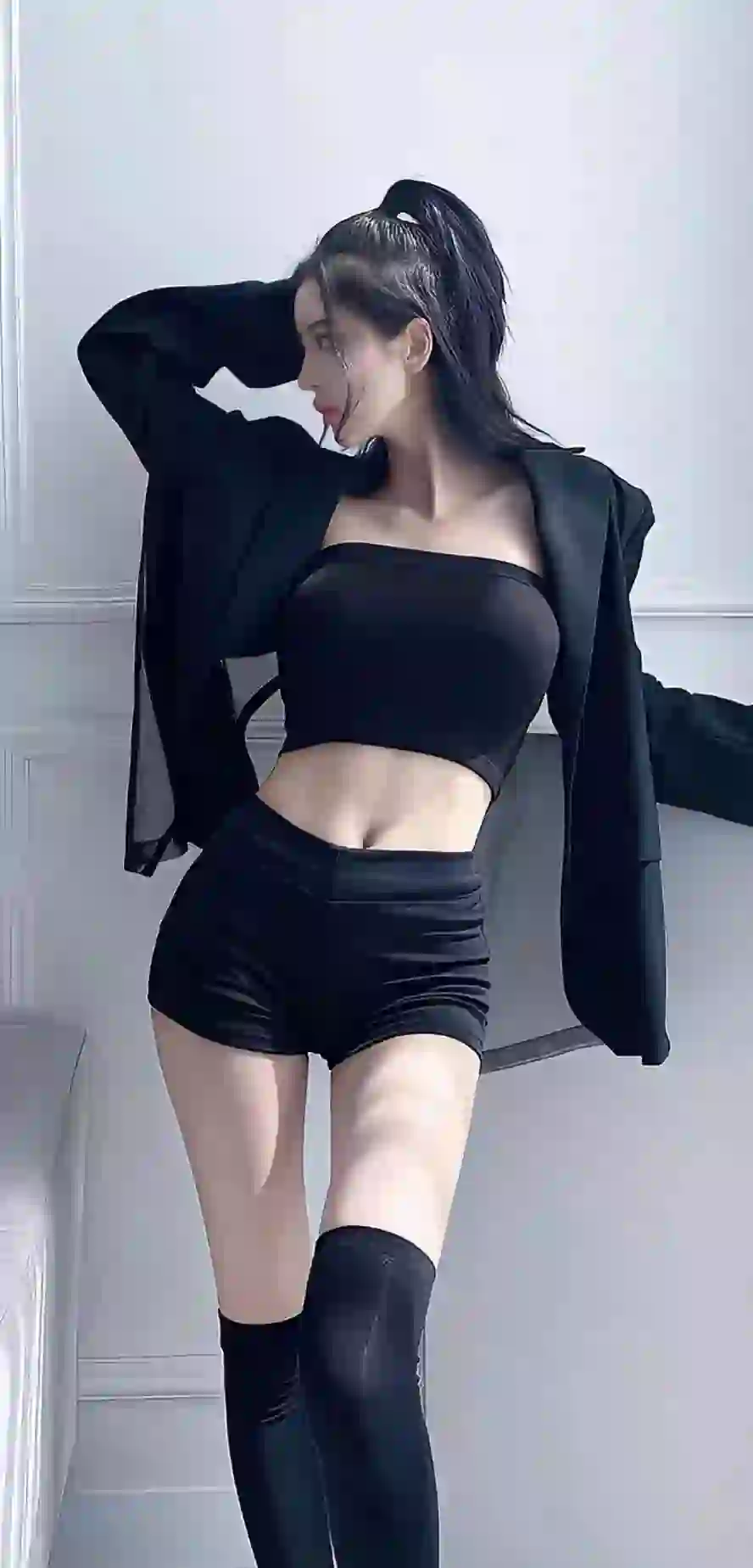 丝袜美腿 黑丝丝袜 过膝袜 黑色抹胸穿搭 酷酷女孩
