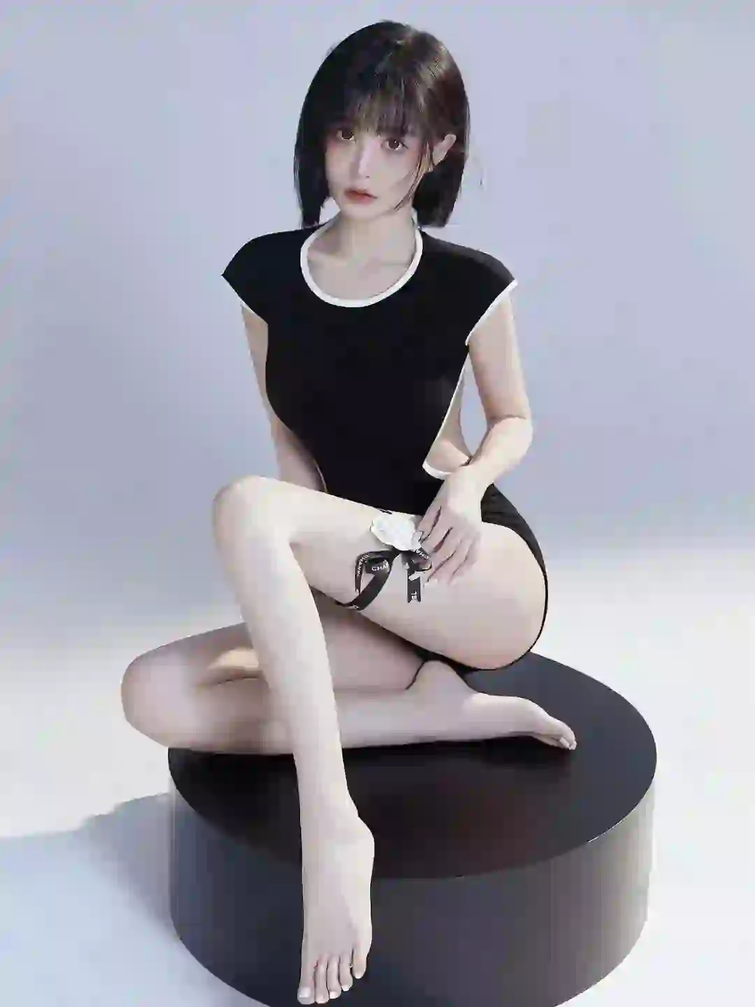 短发清纯美女 性感美女 黑色连衣裙 长腿美女