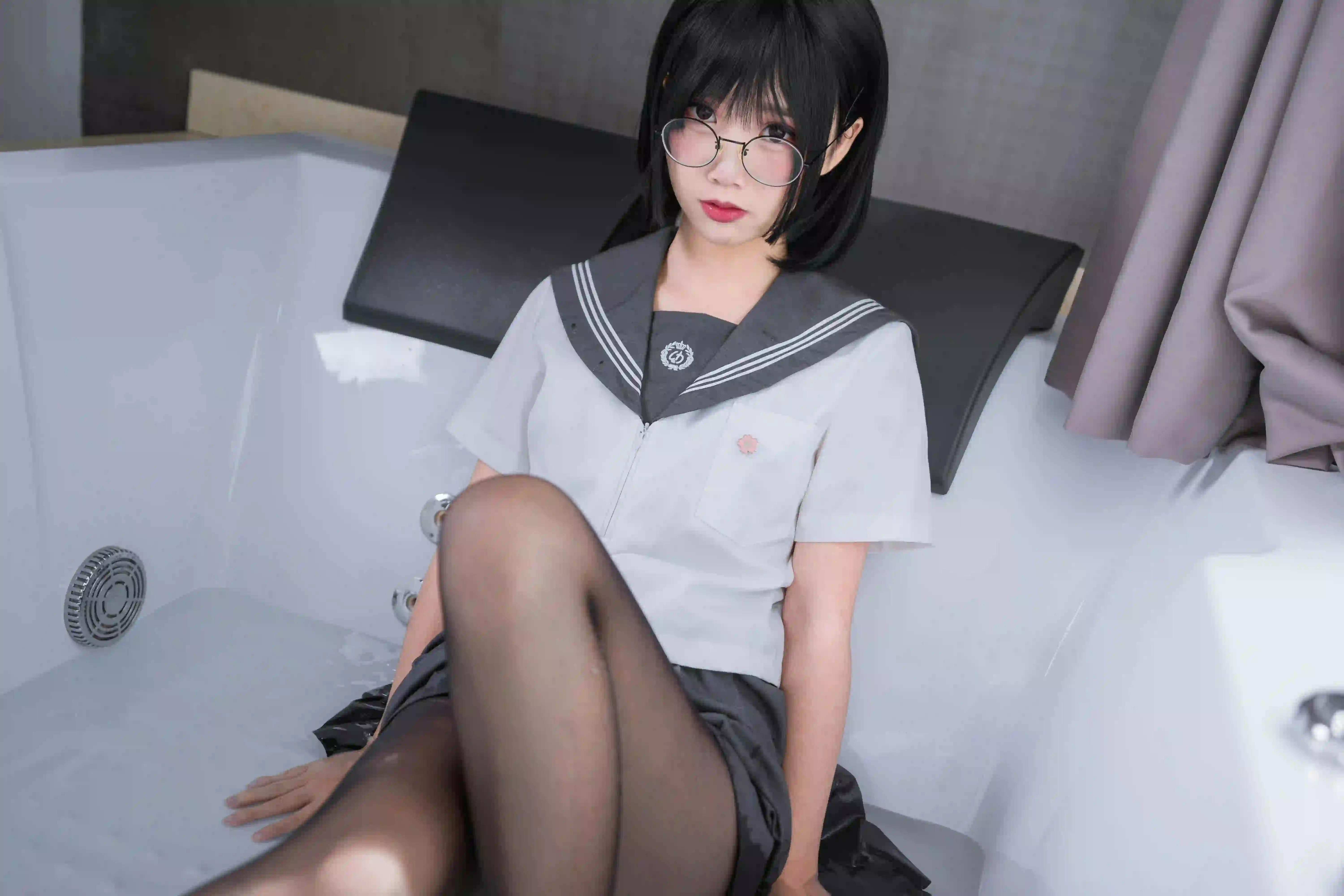 眼镜 长发美女 长腿丝袜美女 黑色丝袜 黑丝 JK穿搭