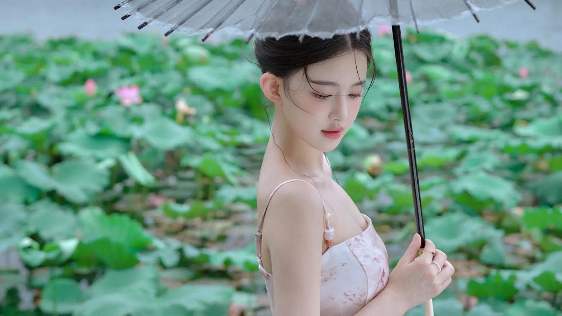 荷塘美少女，打着一把伞，身着吊带抹胸裙的高颜值美少女写真壁纸图片