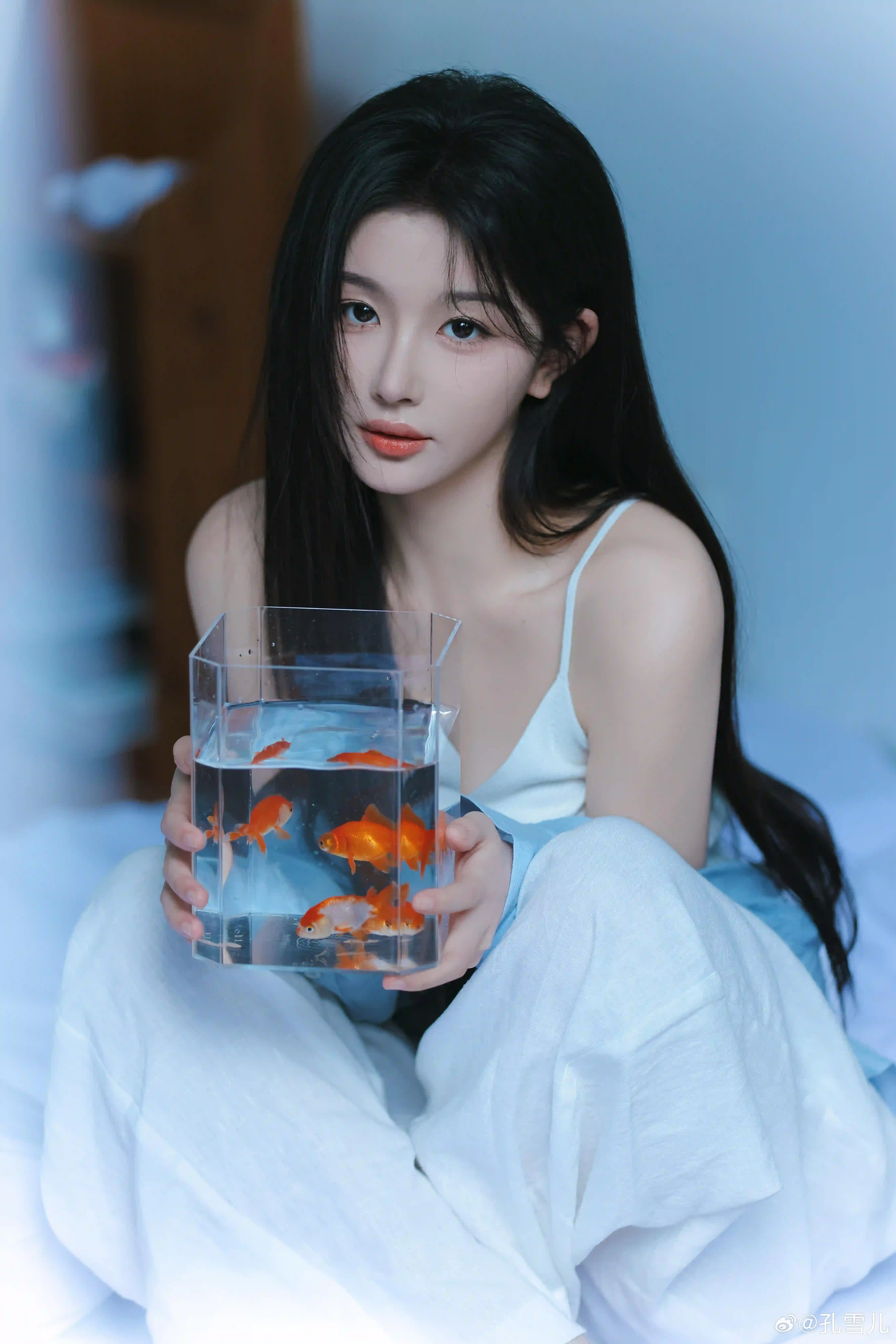 孔雪儿 长发美女 蓝色衣服 白色吊带装 美女