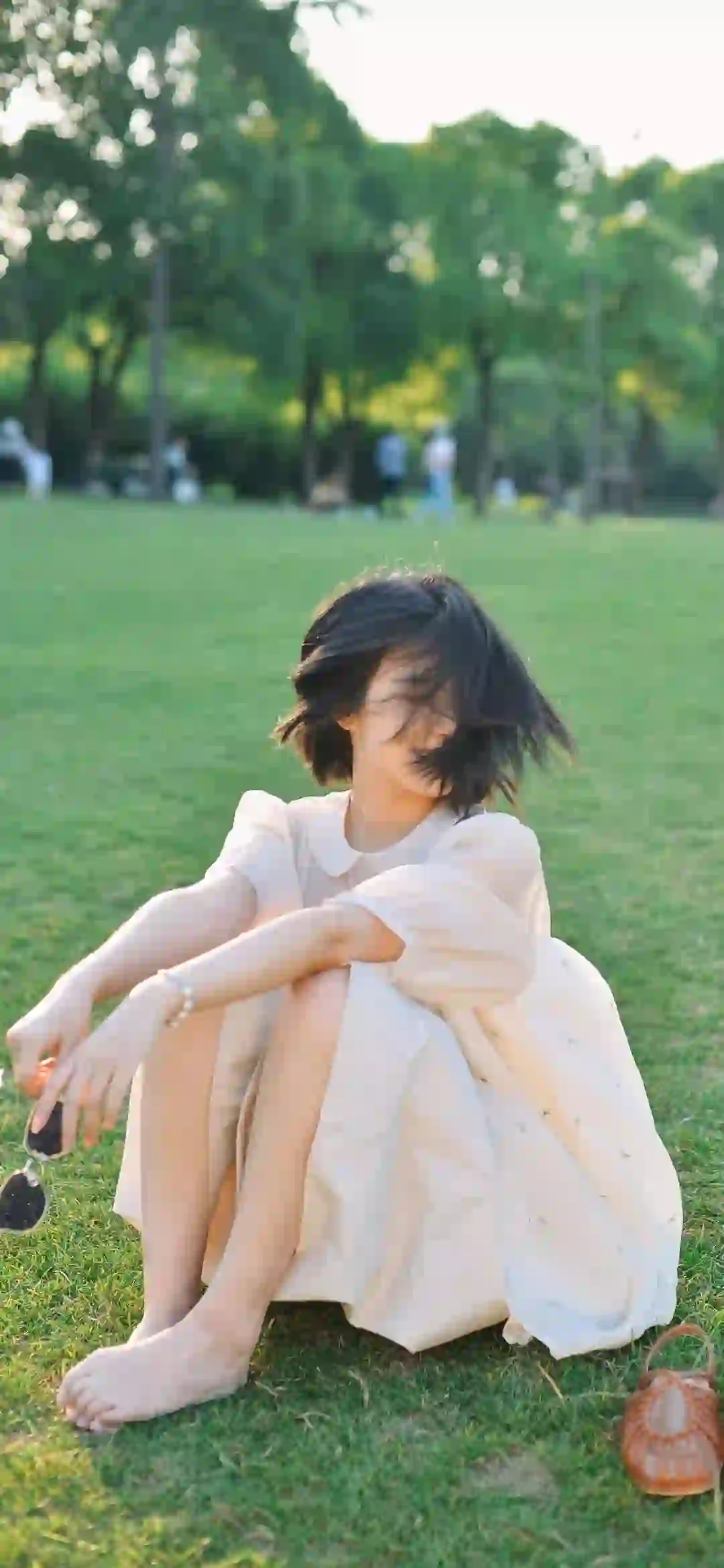 短发清纯美女 长腿美女 草坪