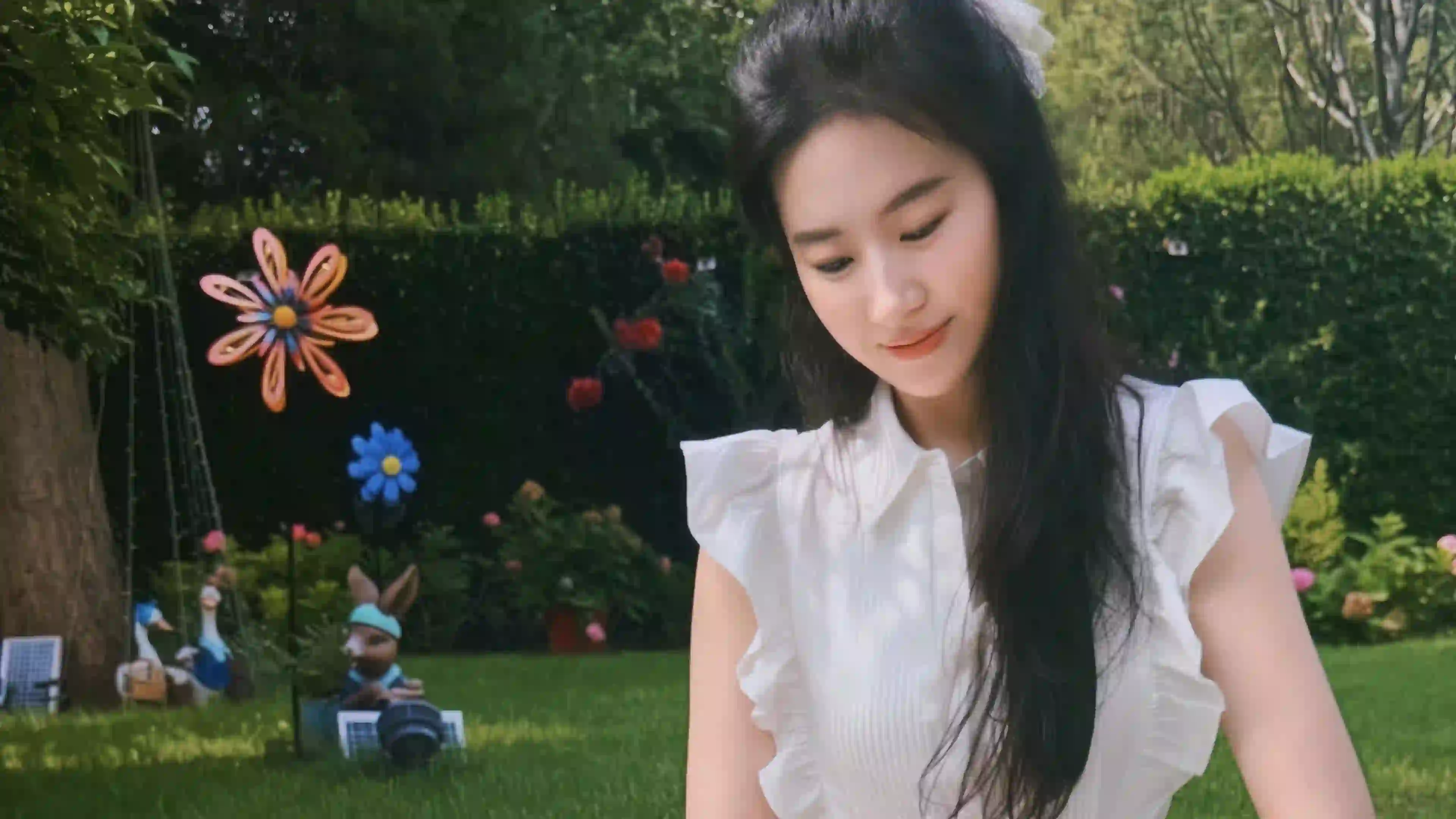 刘亦菲 公园 绿草地 长发美女 草坪 白色衣服