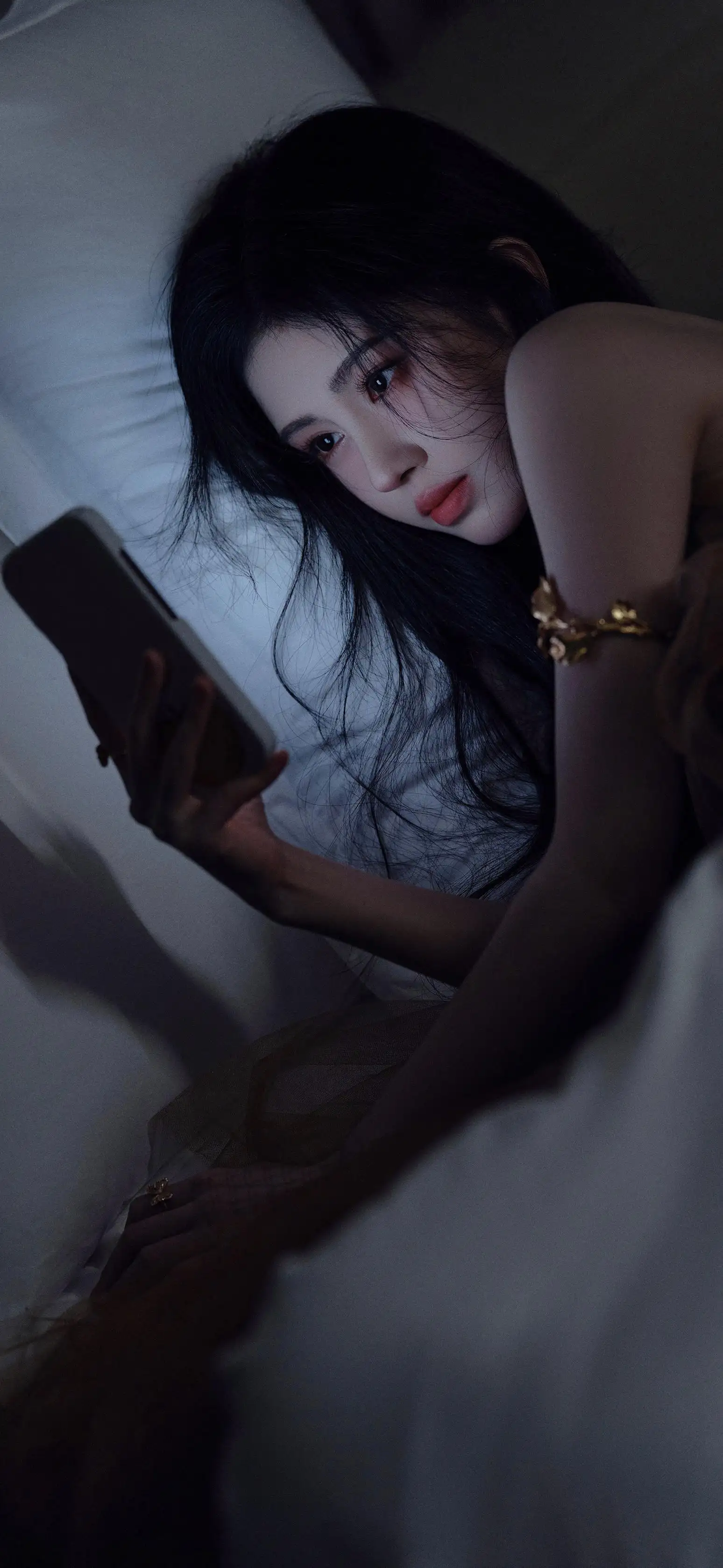 鞠婧祎，躺在床上看手机的鞠婧祎侧颜写真手机壁纸