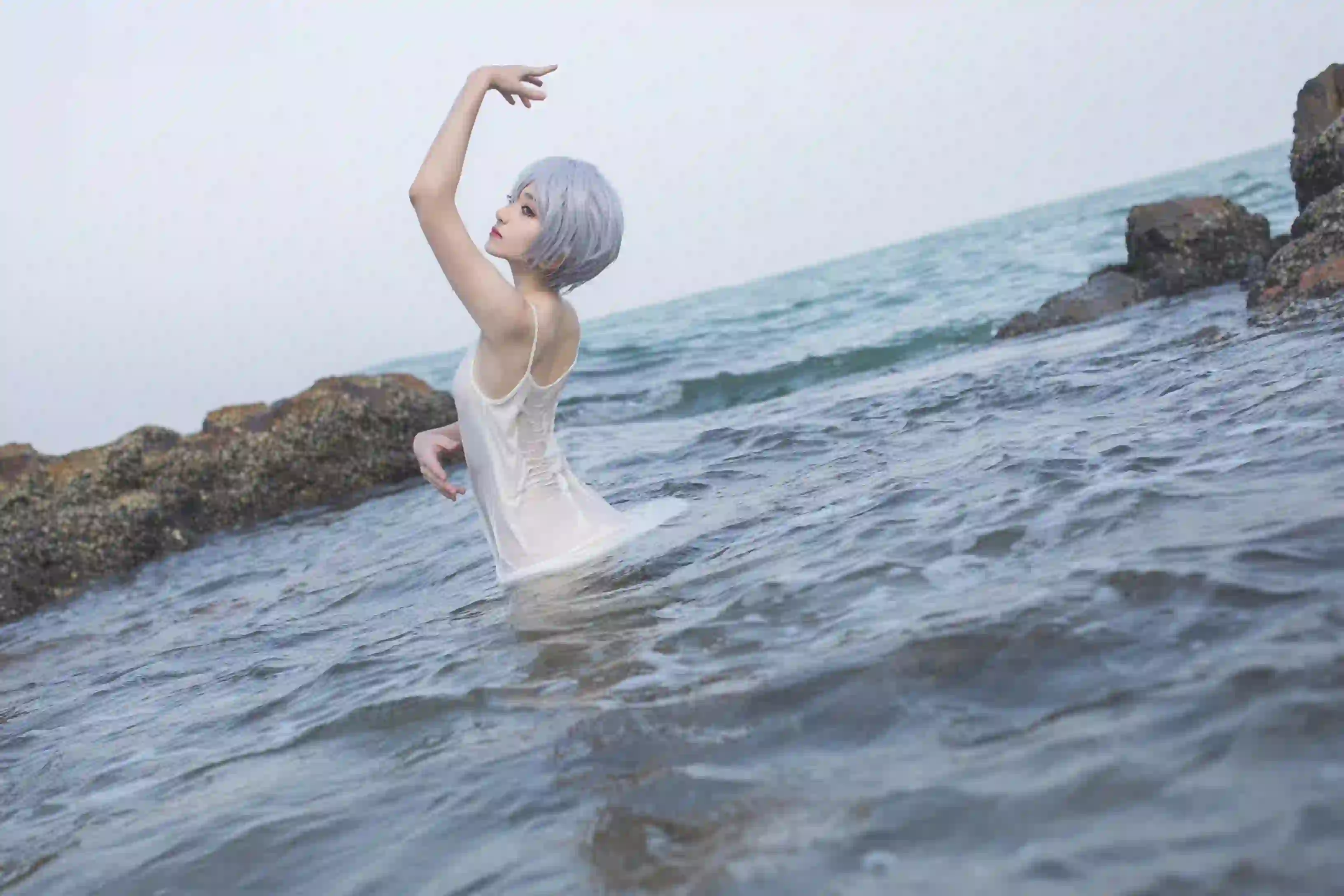 蓝色短发 白色裙子 白色裙子 海洋 水中起舞