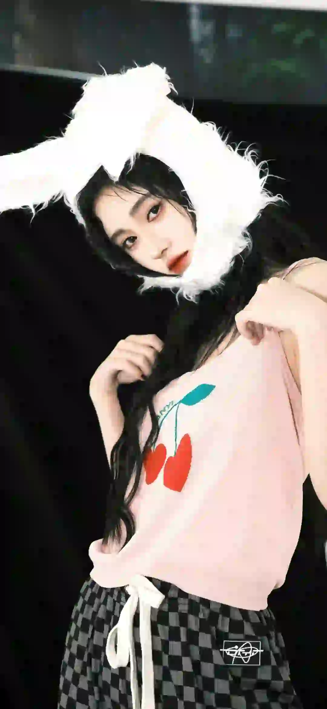 鞠婧祎 长发可爱美女 明星壁纸 头上戴着可爱兔耳朵装饰的女孩