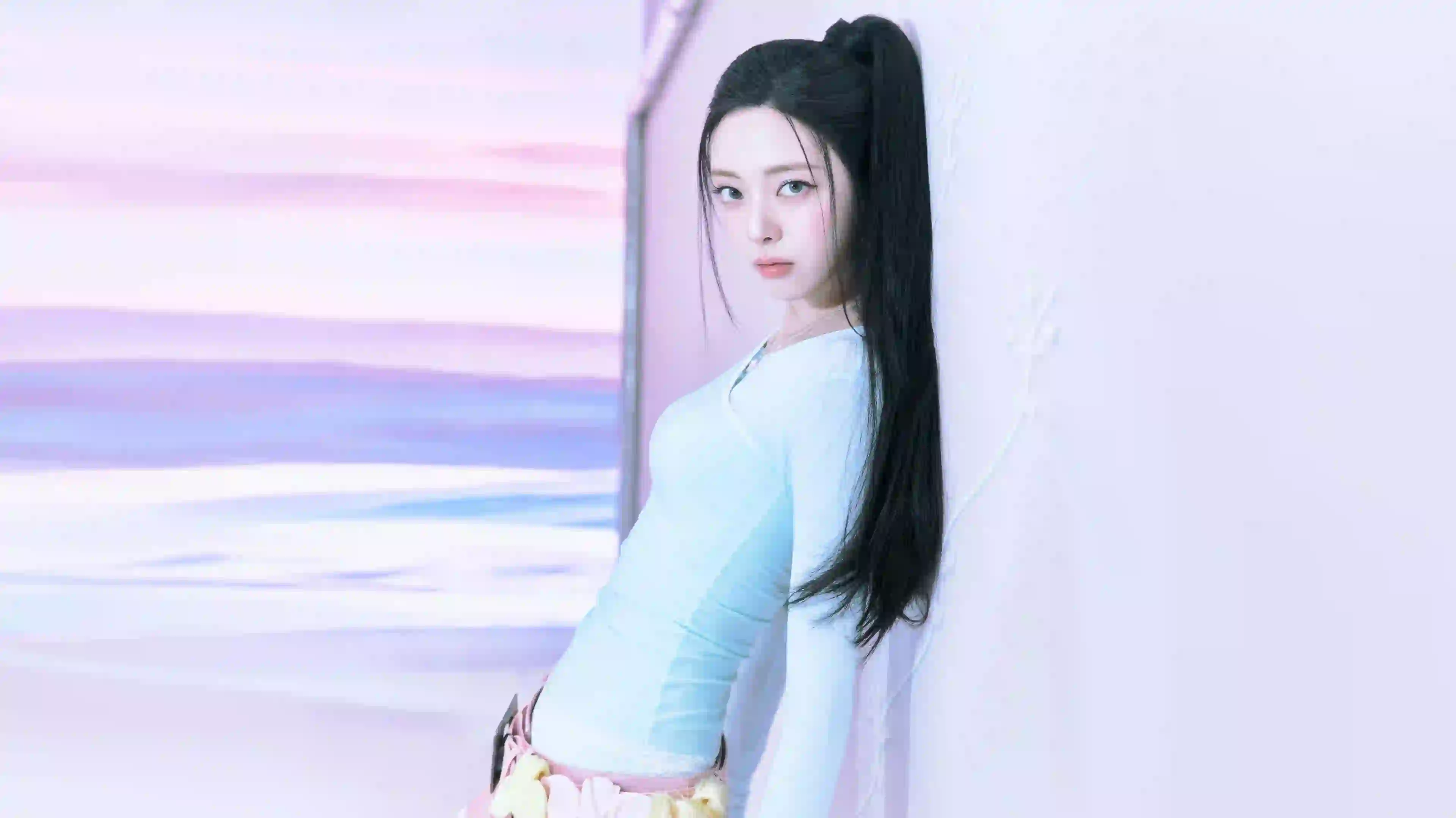 美女 明星 高马尾女孩 白色上衣 户外 写真