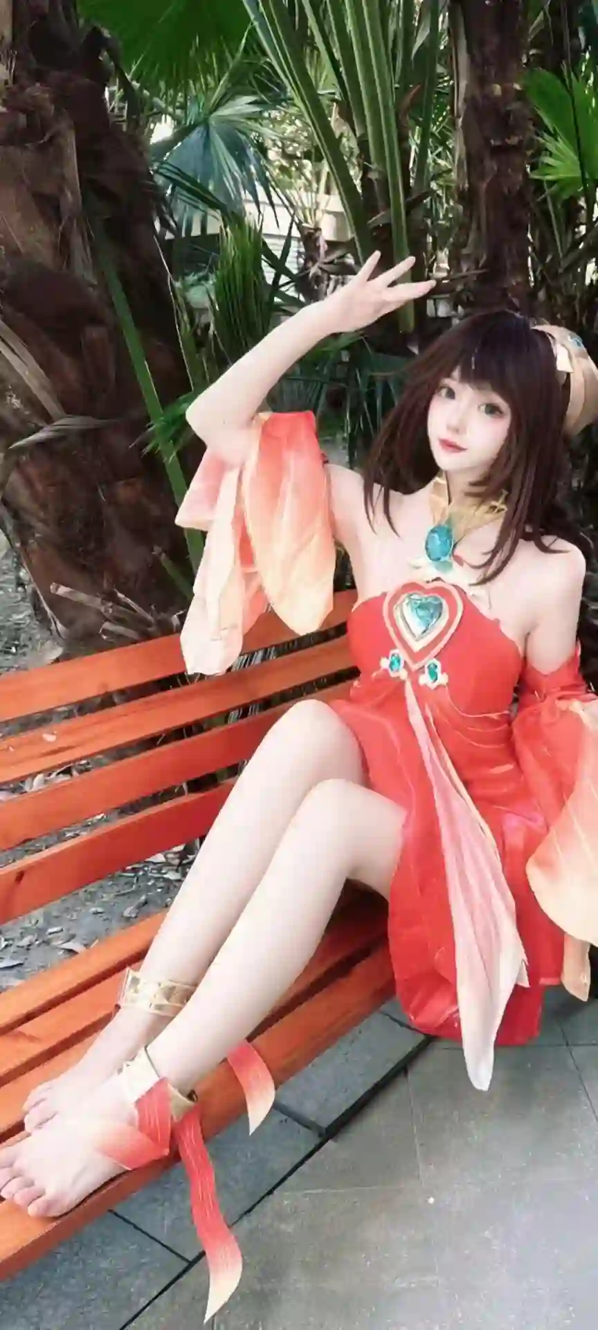 红色翅膀 cosplay 长椅 绿植 角色扮演 唯美