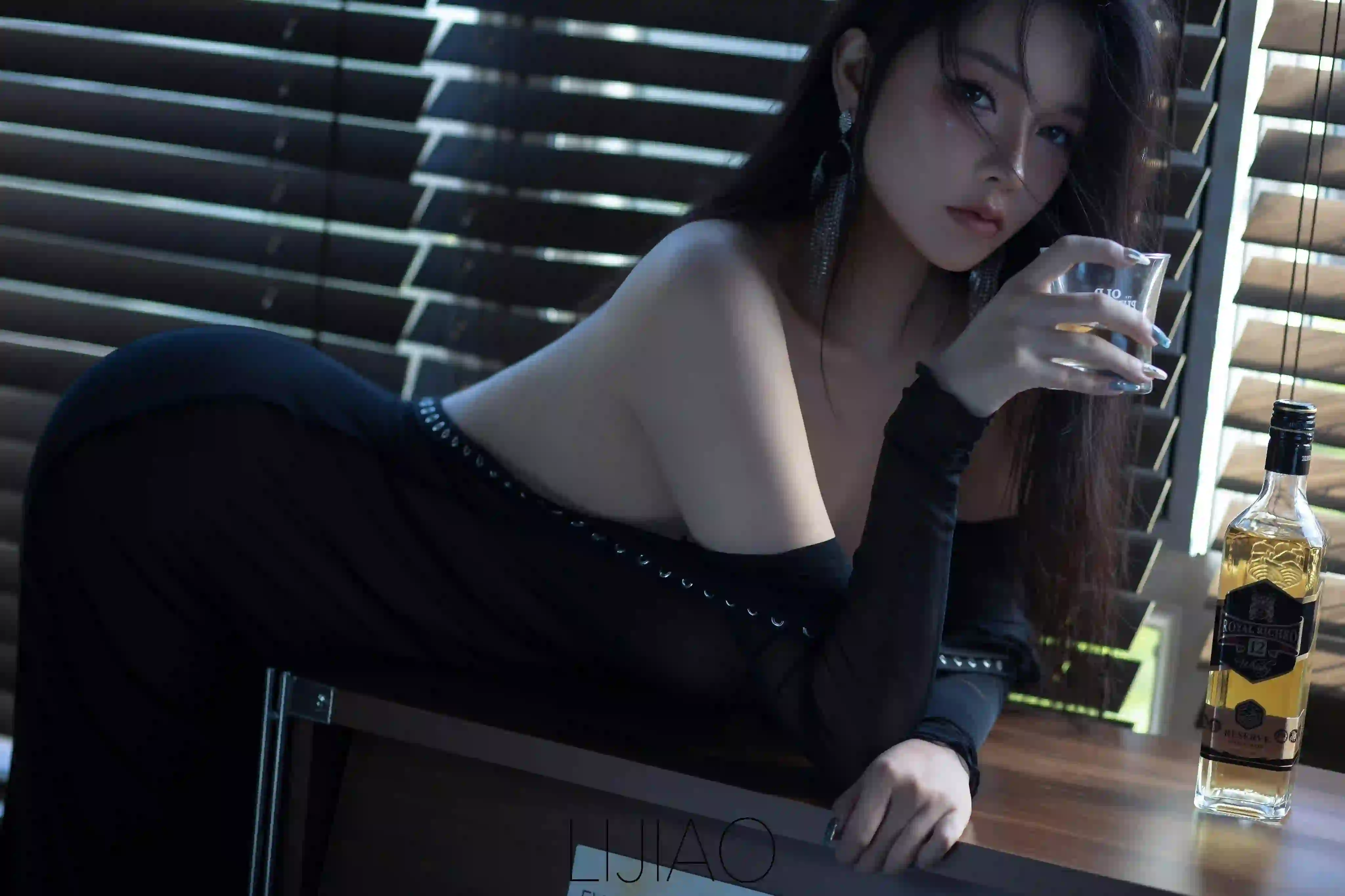 性感美女 露背装 黑色衣服 写真
