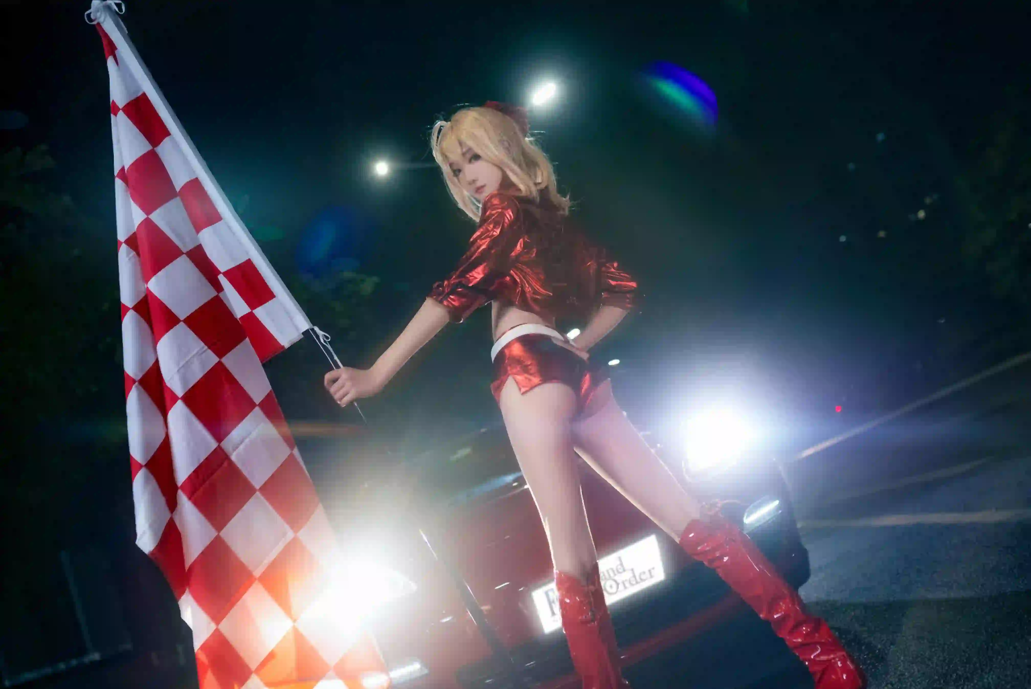 长腿美女 红色长靴 红色车 旗帜