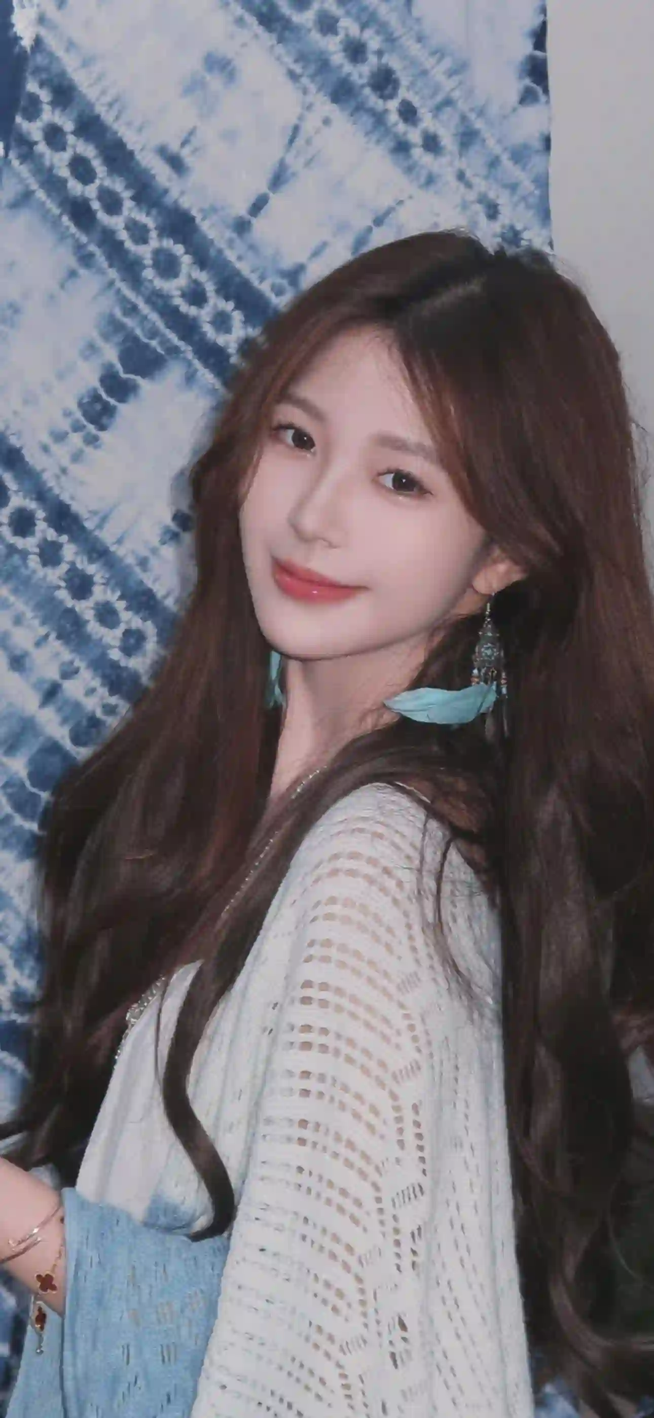 微笑 长发美女 针织衫