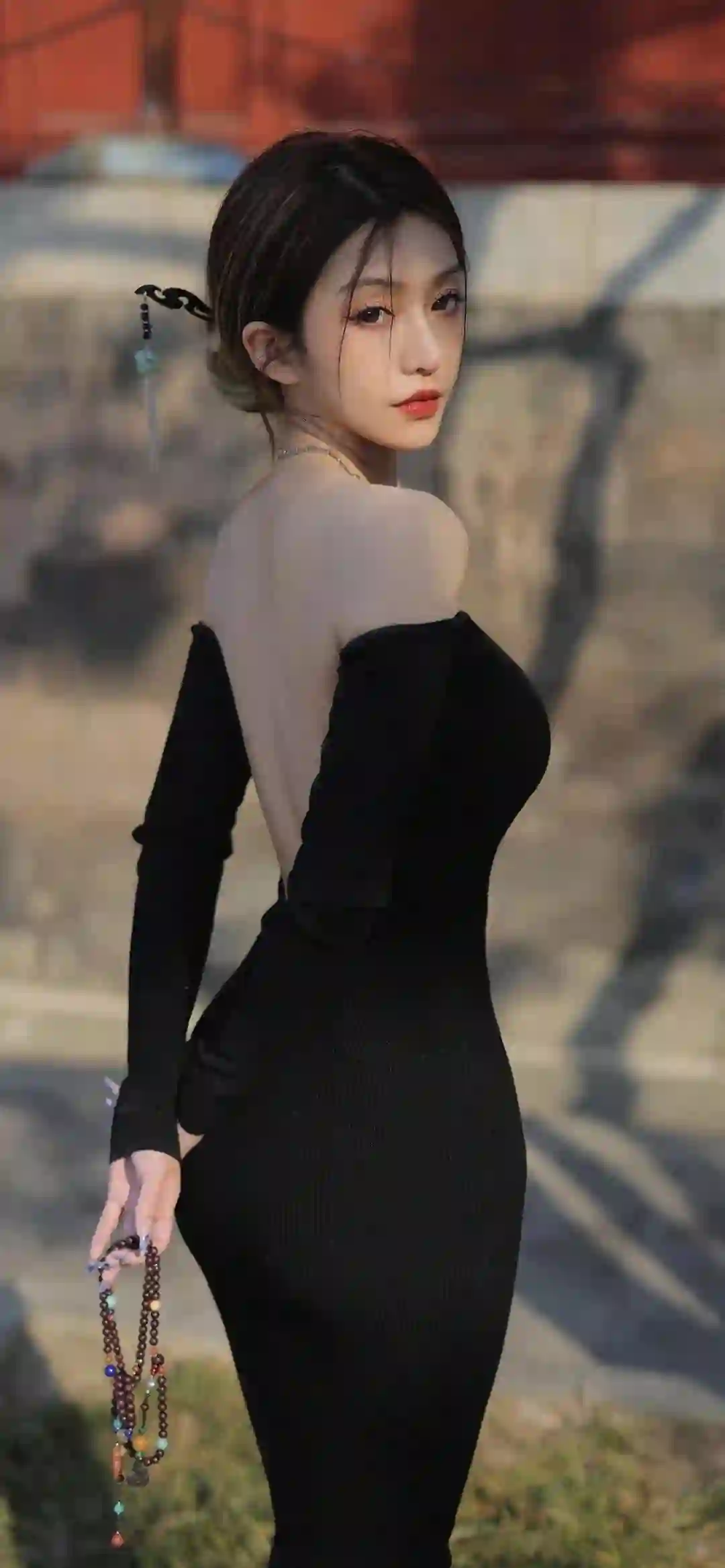 黑色露背裙 古风发饰 女孩写真 侧身回眸 佛珠
