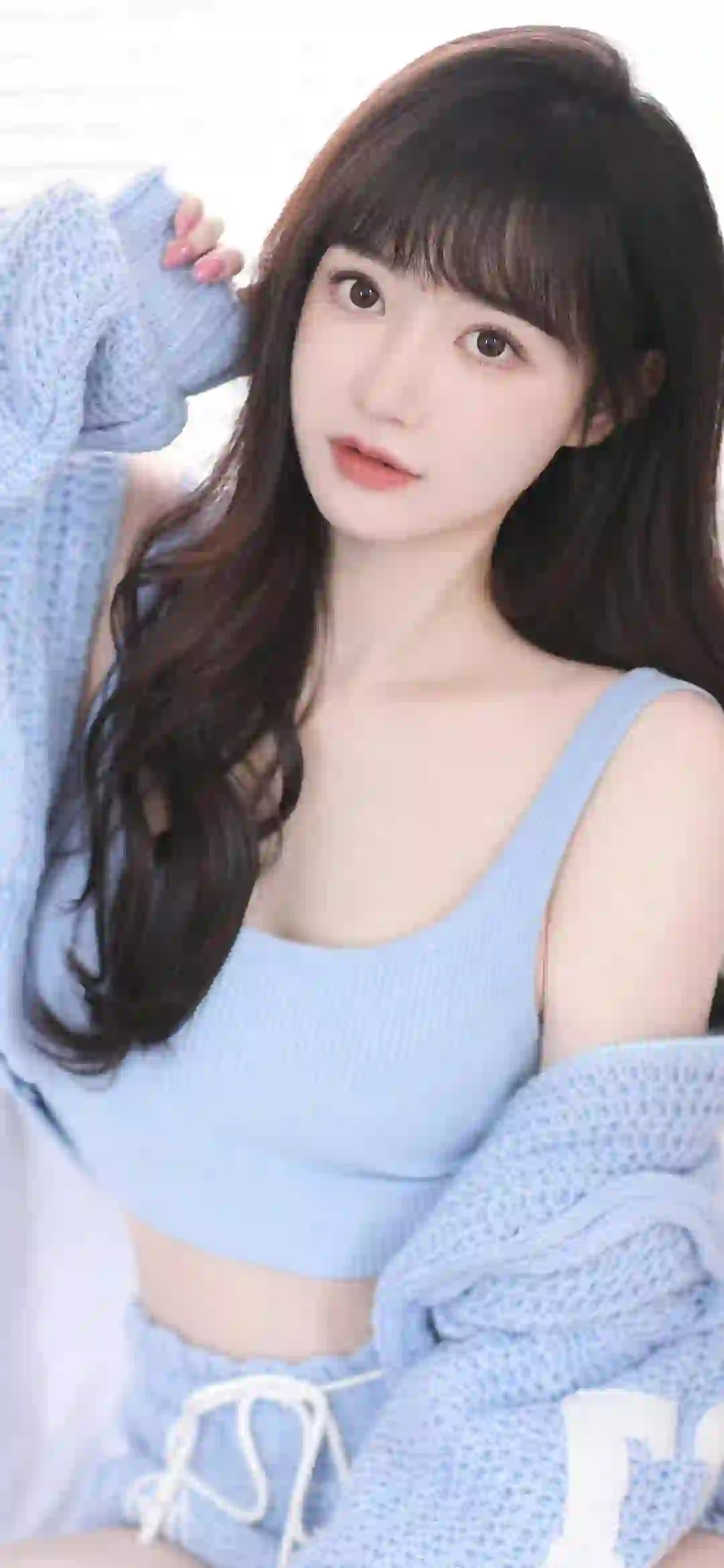 蓝色毛线衣 吊带美女 齐刘海