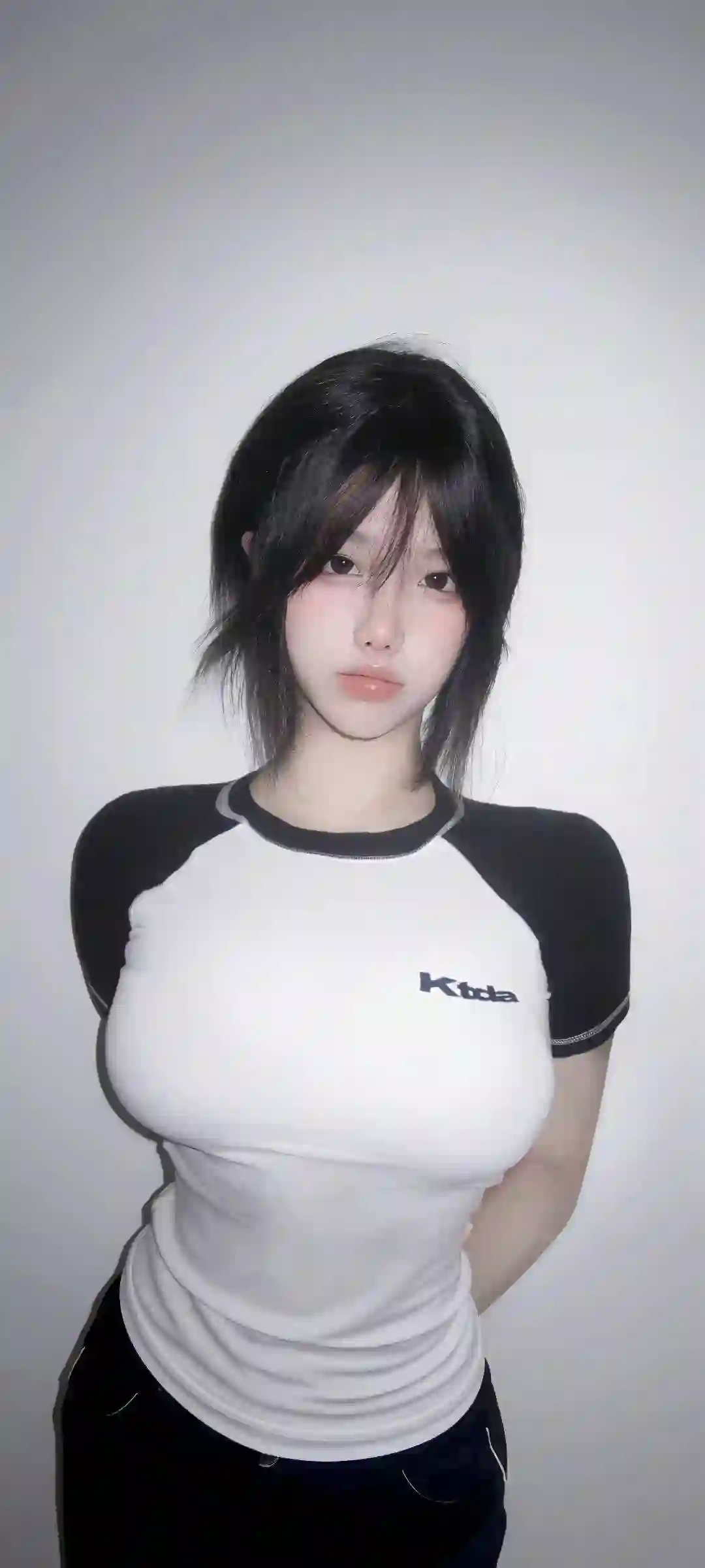 AI少女 黑短发 白色T恤 半身像 人像壁纸 简约