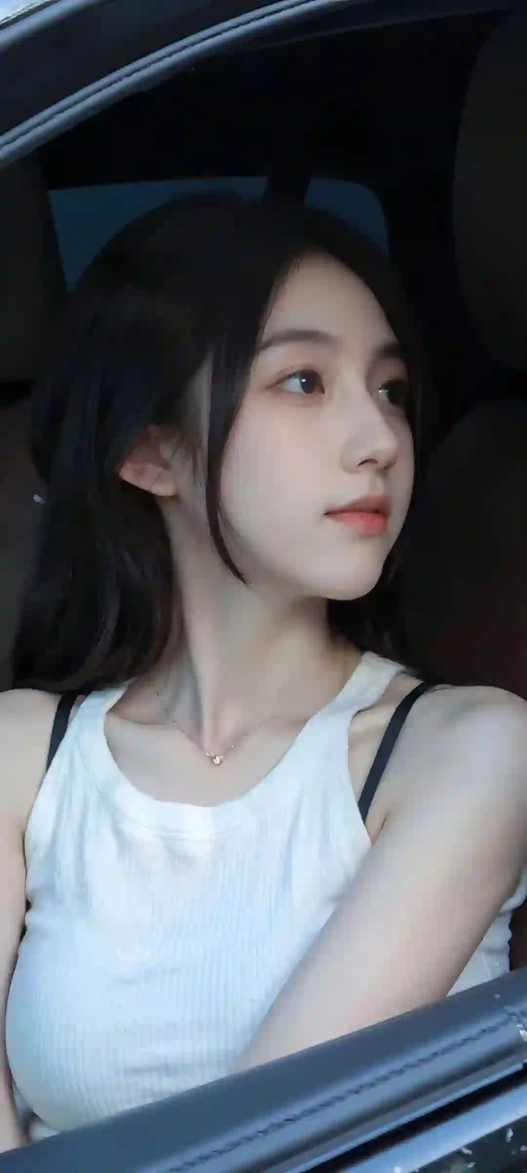 美女 车内 白色背心 清纯美女 人像摄影 侧脸特写