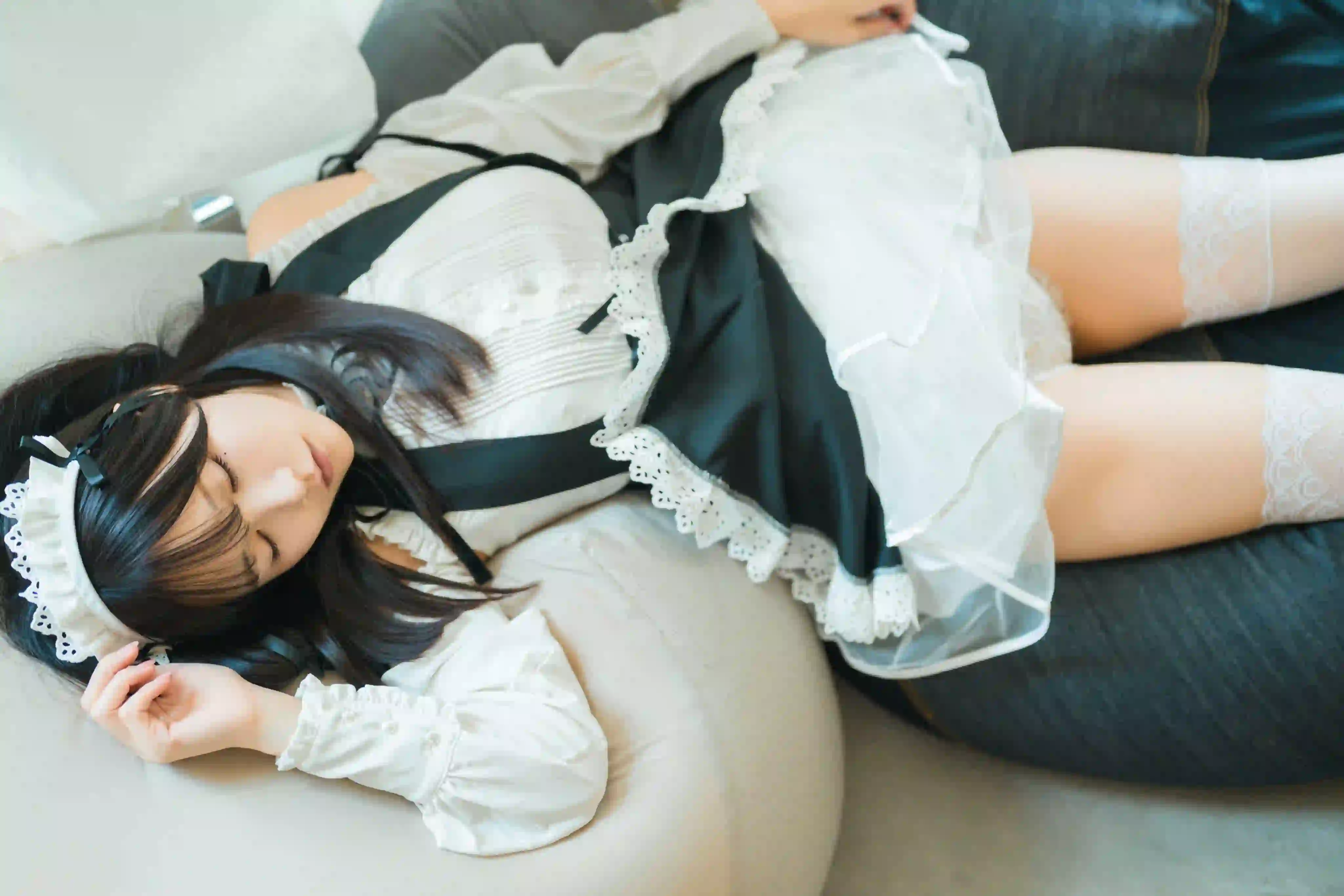 长发美女 女仆穿搭 白色丝袜 躺在沙发上