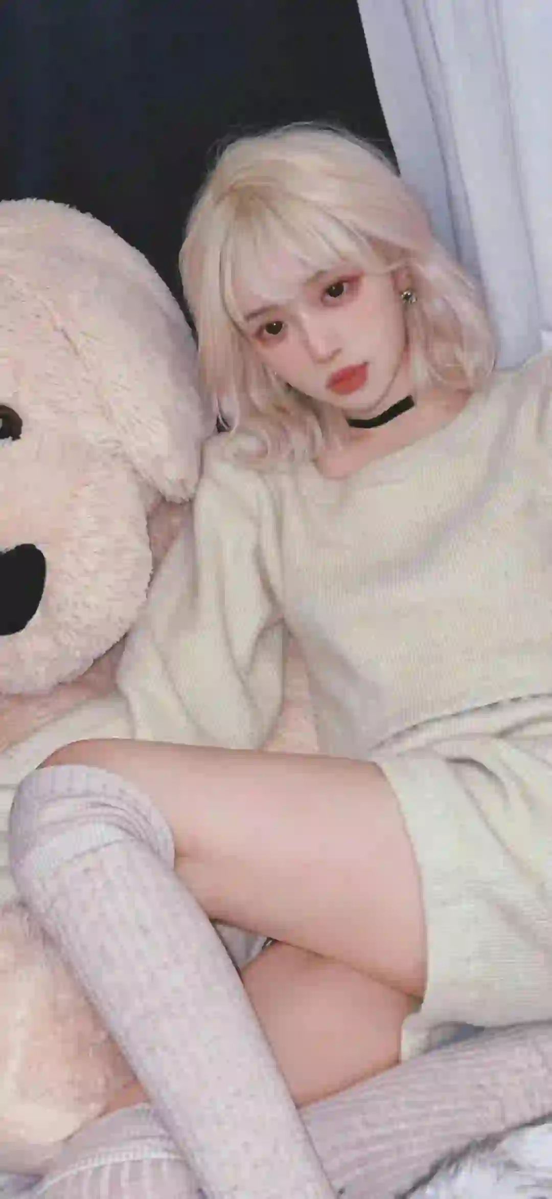 丝袜美女 短发女孩 居家 小熊