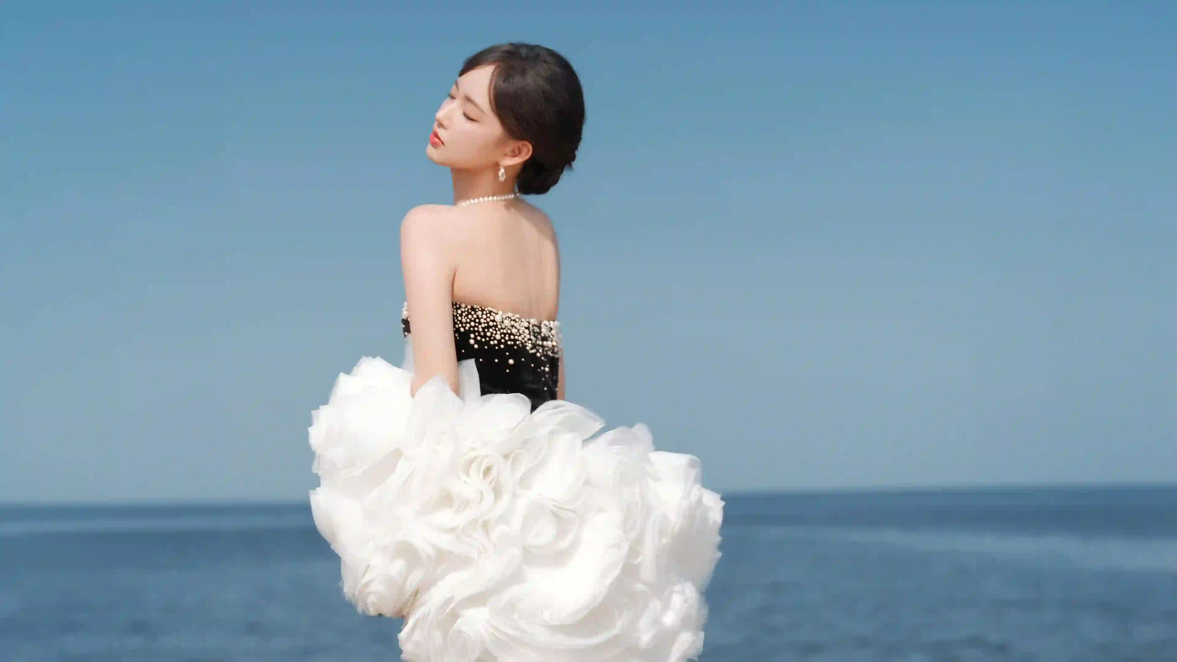 美女明星 陈潇 白色裙子 露背 