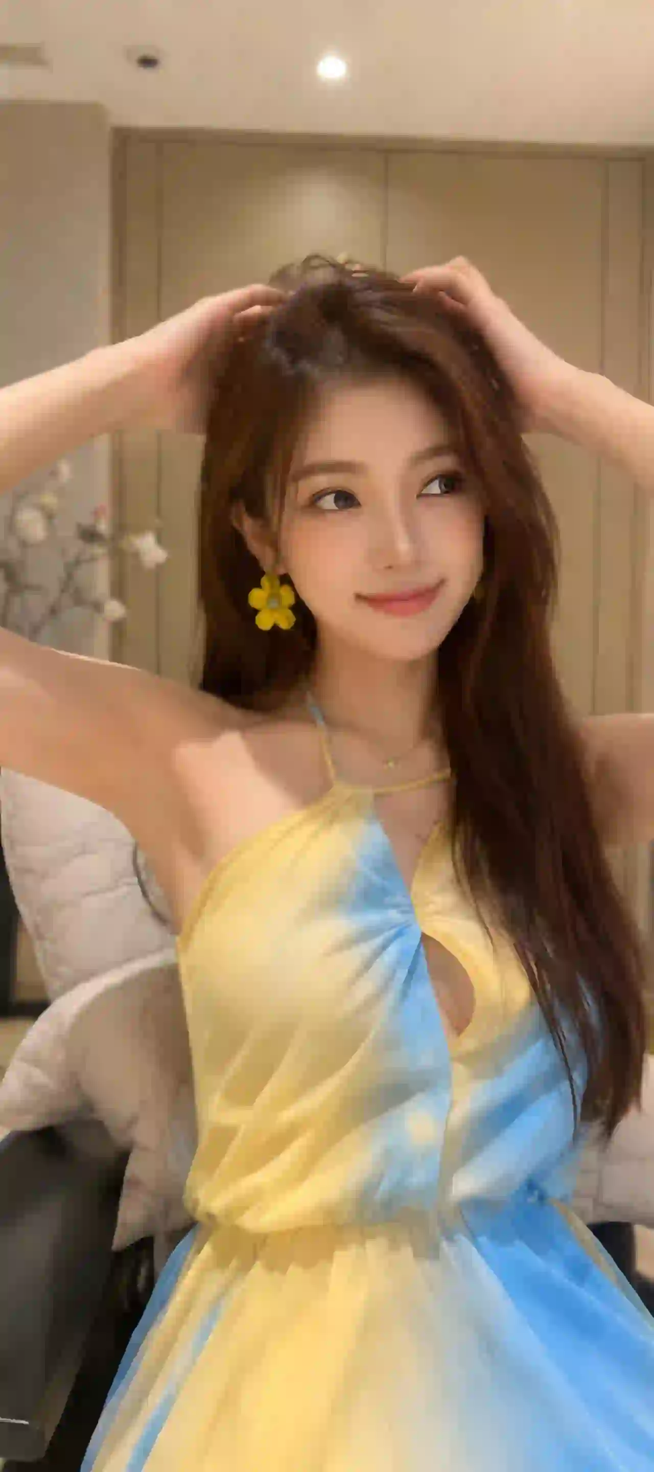 黄蓝拼色长裙 甜美微笑 长发美女 吊带