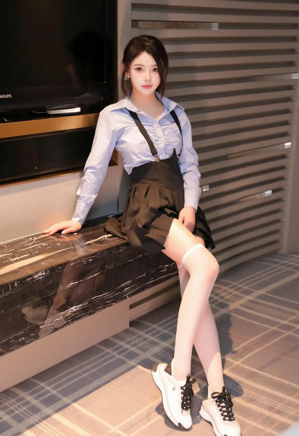 制服｜白色丝袜｜蓝衣黑裙美女｜长腿诱惑