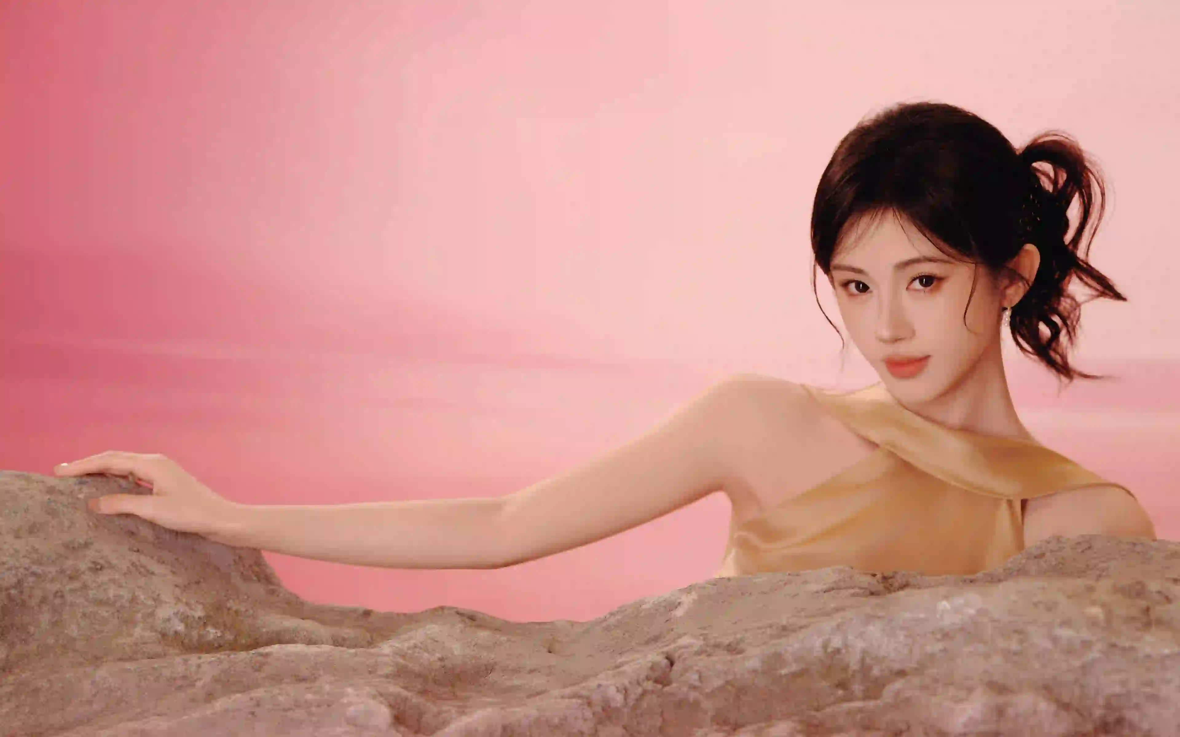 鞠婧祎 侧脸 岩石 美女4K壁纸 长发性感美女 