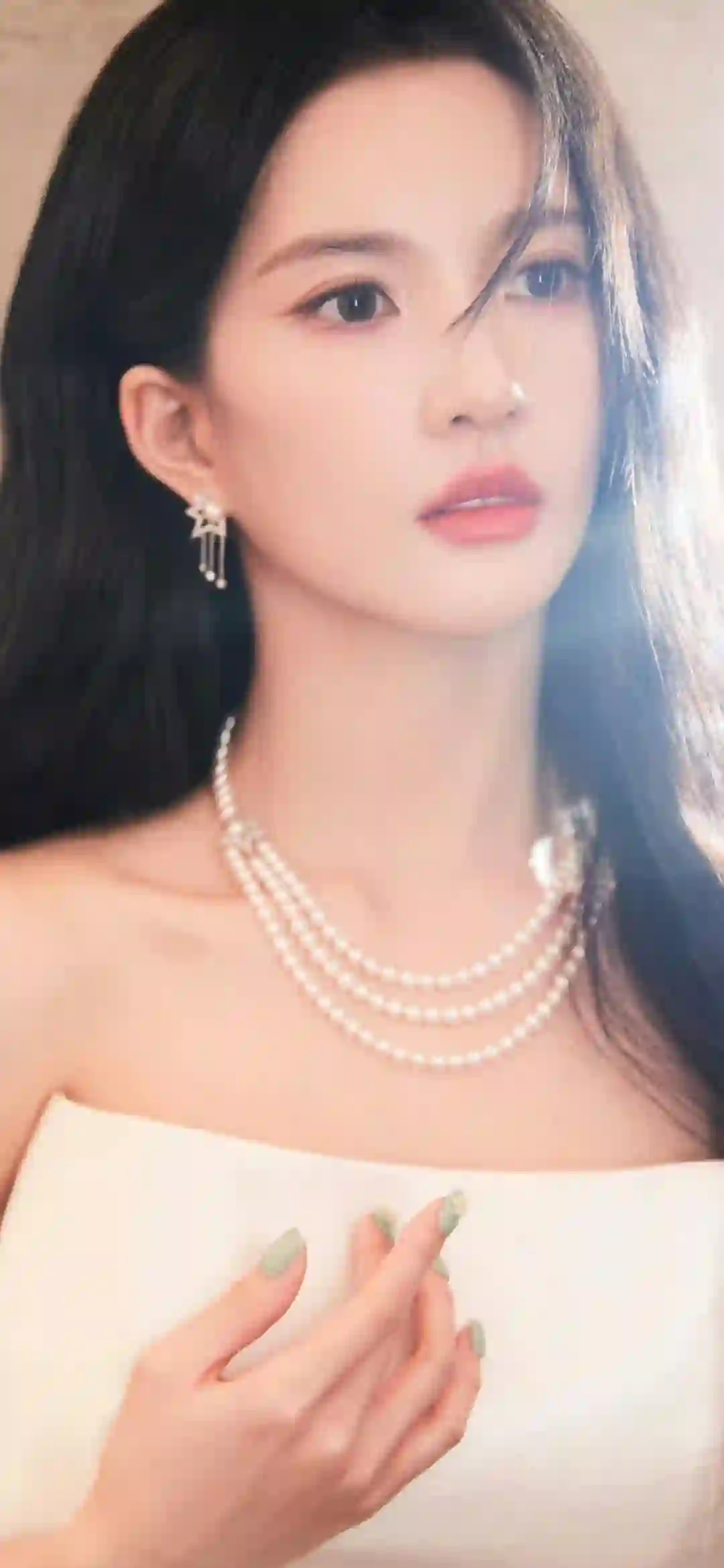 长发美女 明星壁纸 刘些宁 性感抹胸 白色裙子