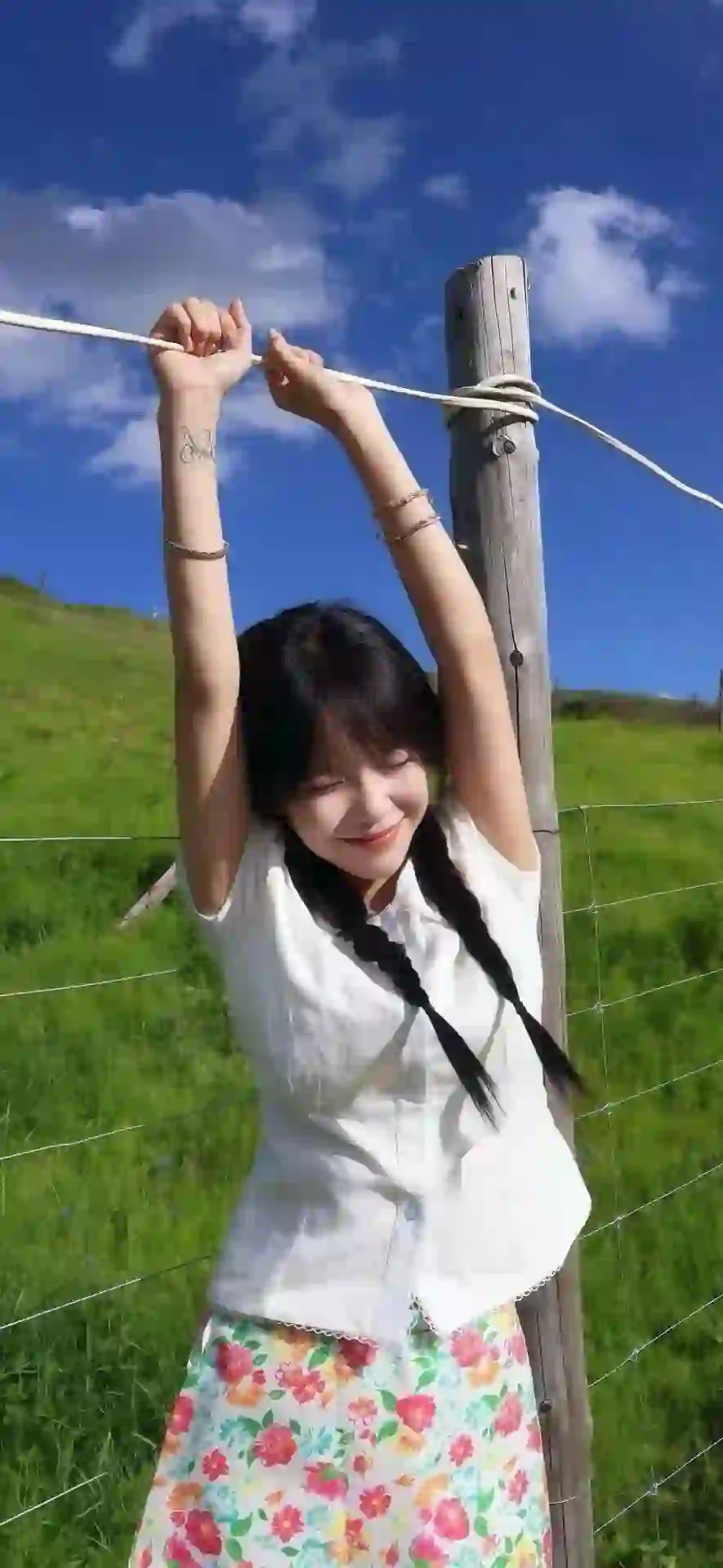 双马尾女孩 甜美 微笑 户外 亲近自然 长发美女 碎花裙