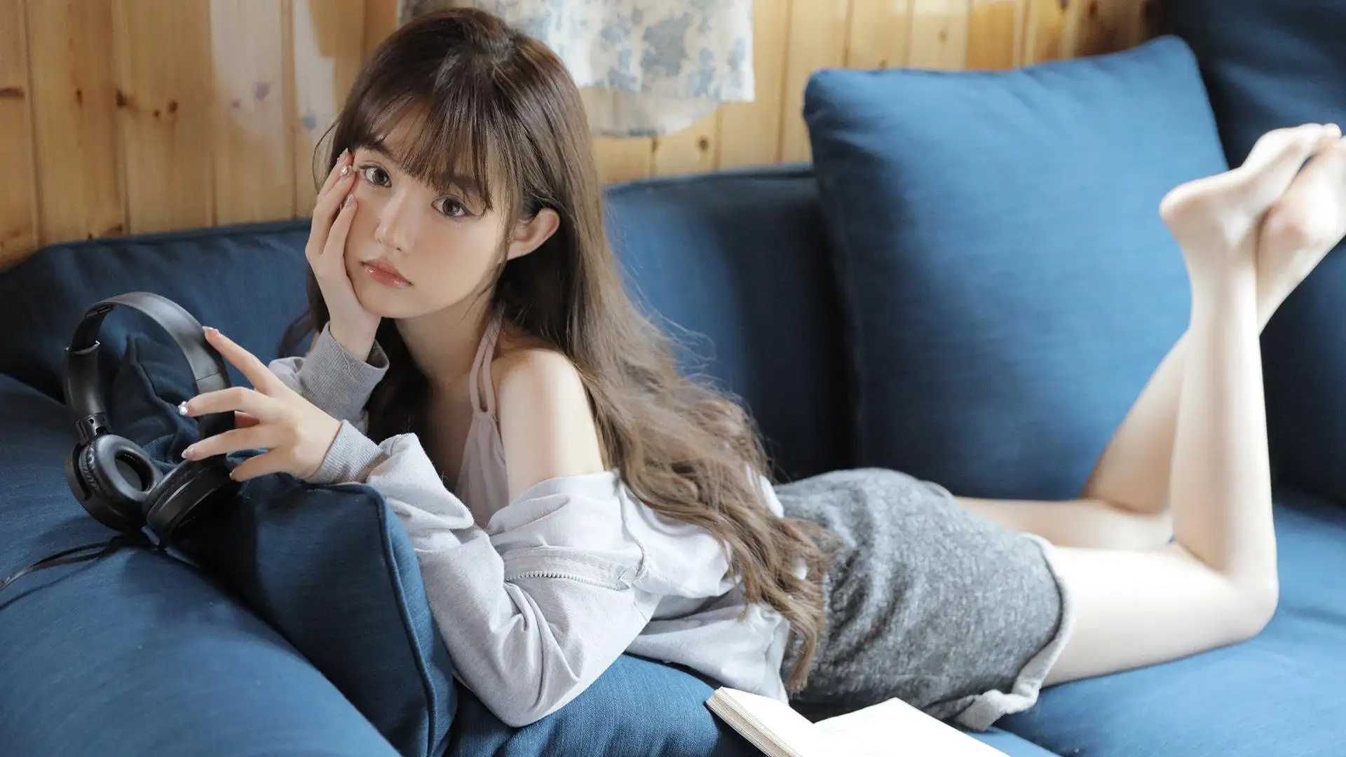 超可爱漂亮美腿萌妹子沙发写真桌面壁纸图片