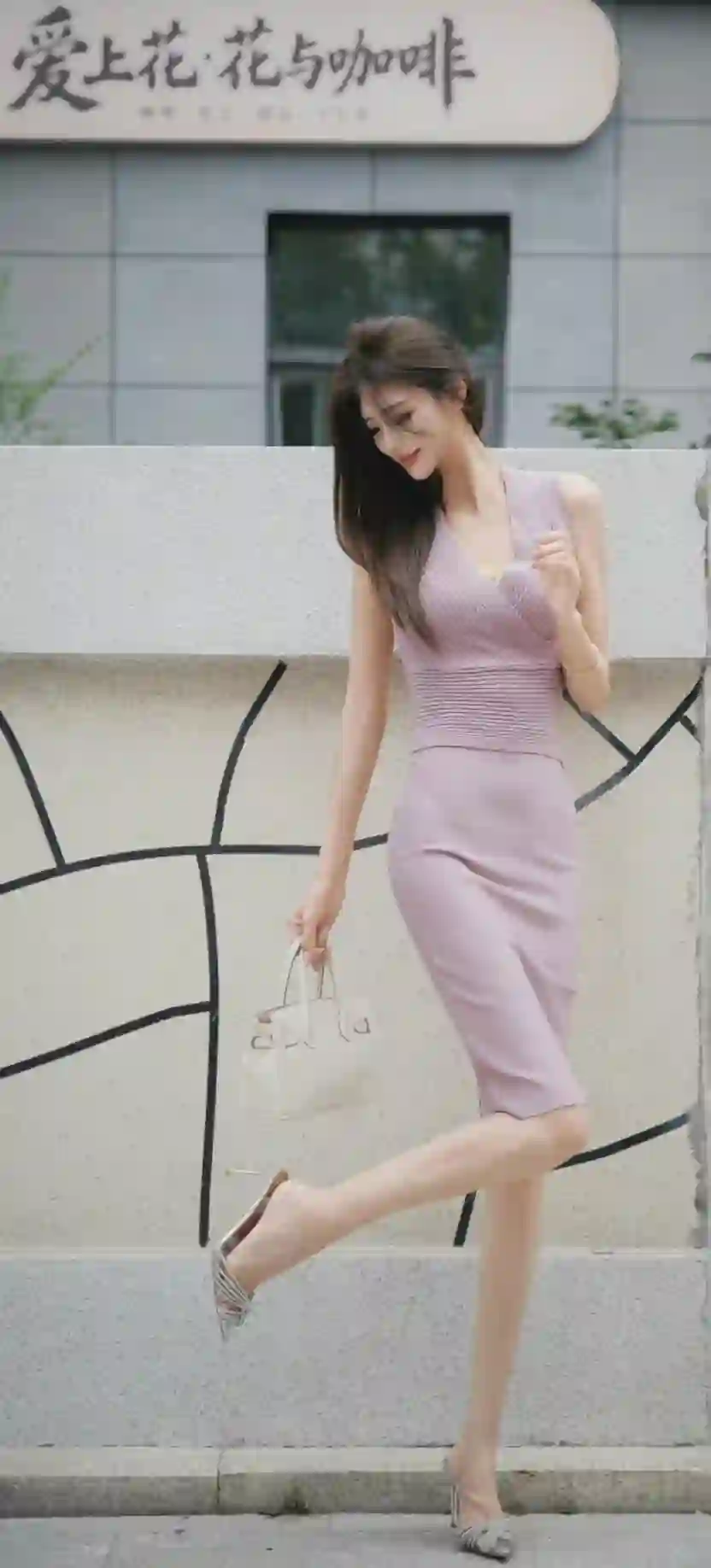 粉色连衣裙 美女 时尚穿搭 优雅 咖啡馆 人像