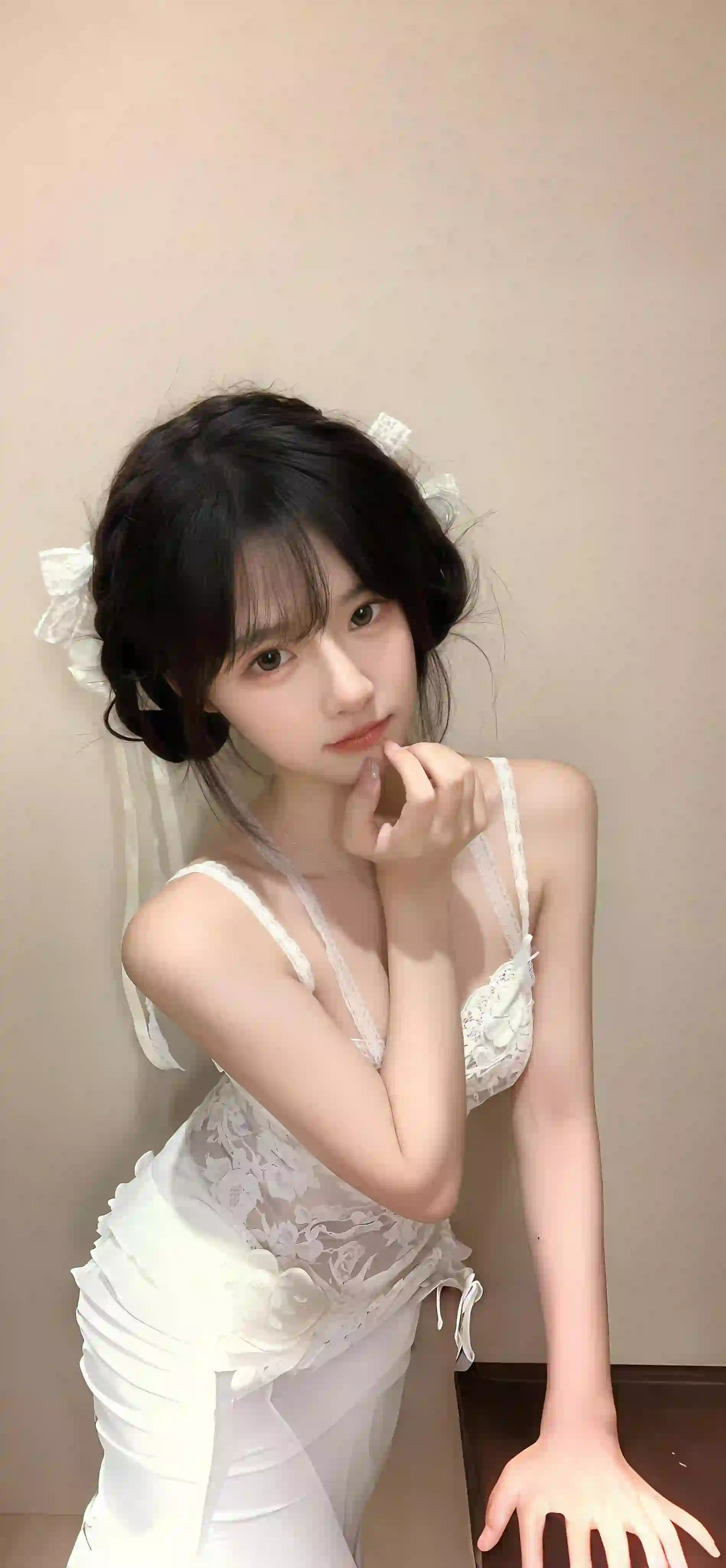 吊带长裙 长发清纯美女 居家写真 白色长裙