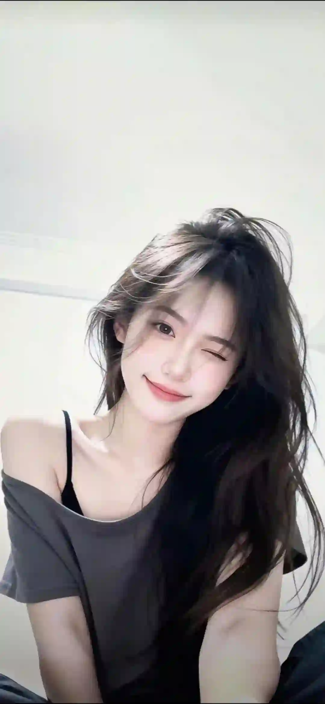 清新女孩 微笑 长发 露肩 简约背景 少女感