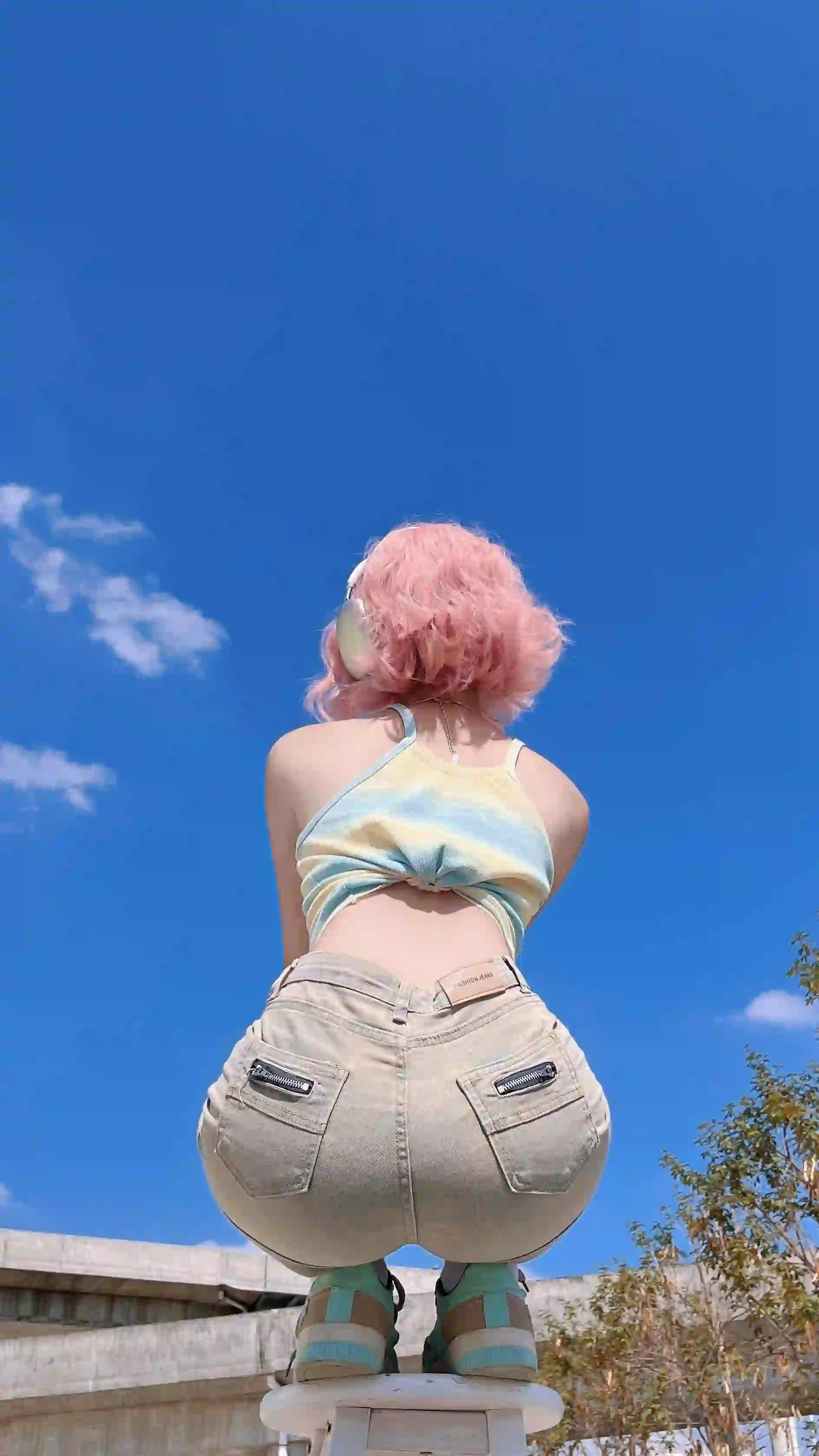 蓝色天空 粉色短发女孩 长腿美女