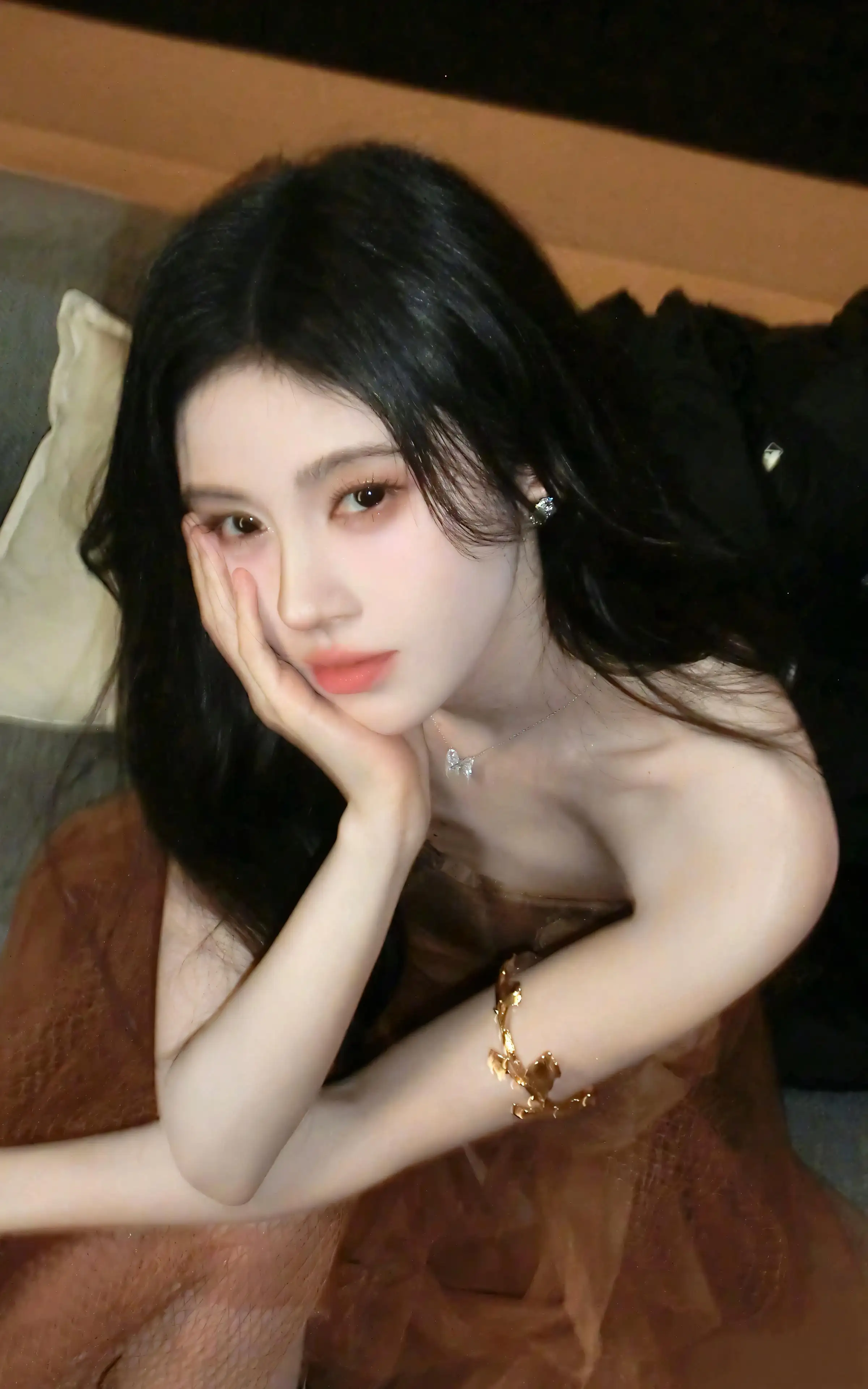 鞠婧祎时装封面图片4k手机壁纸竖屏