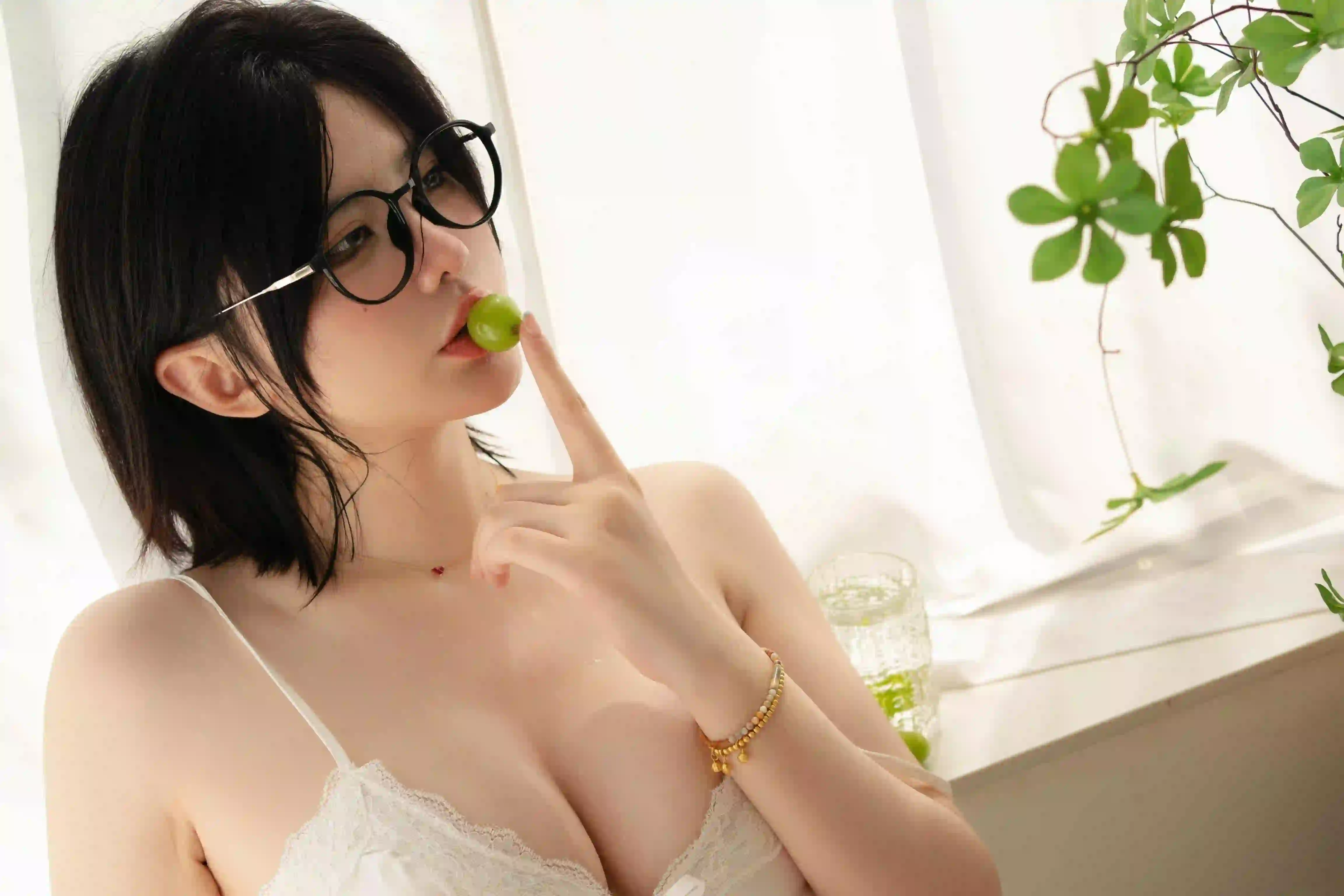 性感美女 吊带 居家写真 眼镜 黑框眼镜