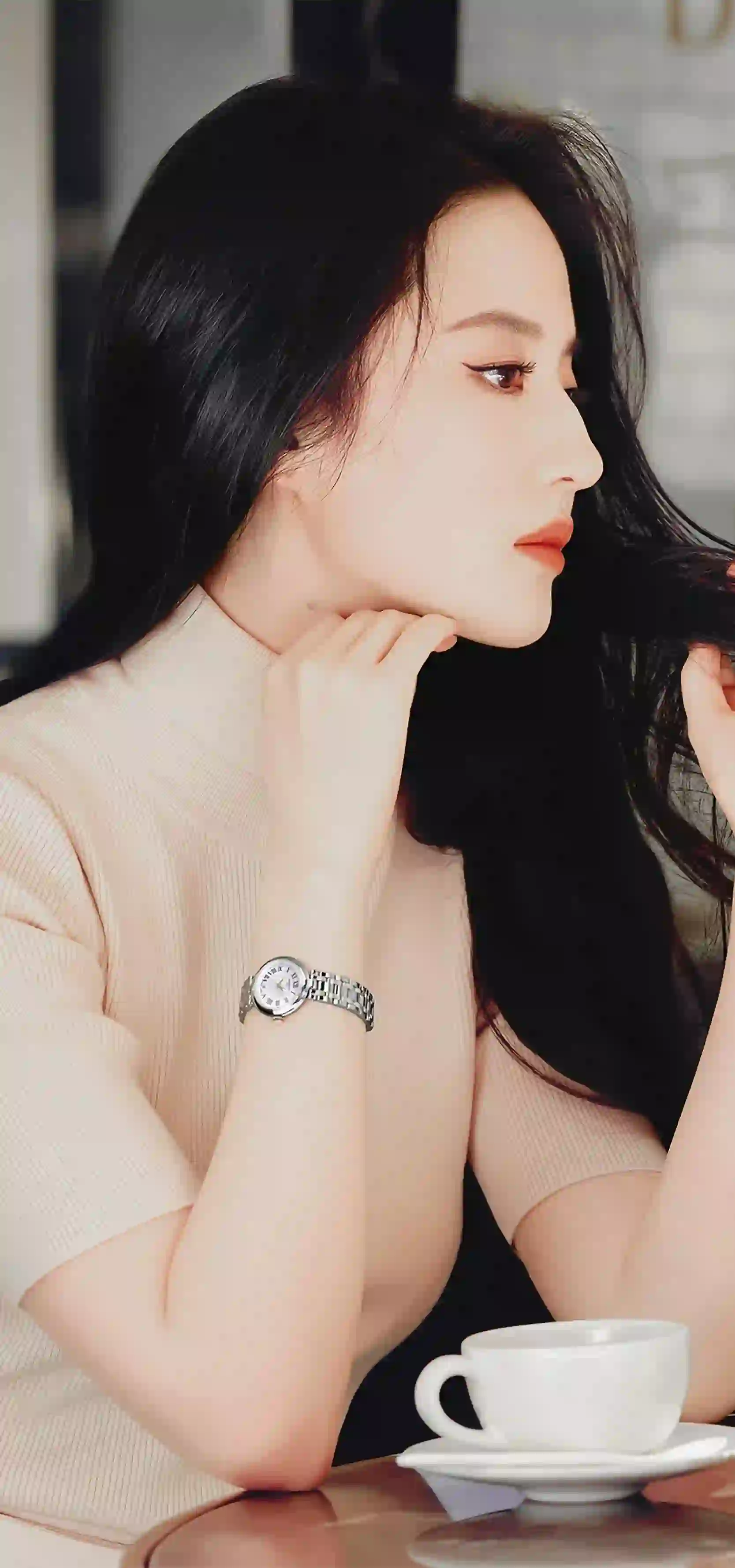 喝咖啡的长发美女 刘亦菲
