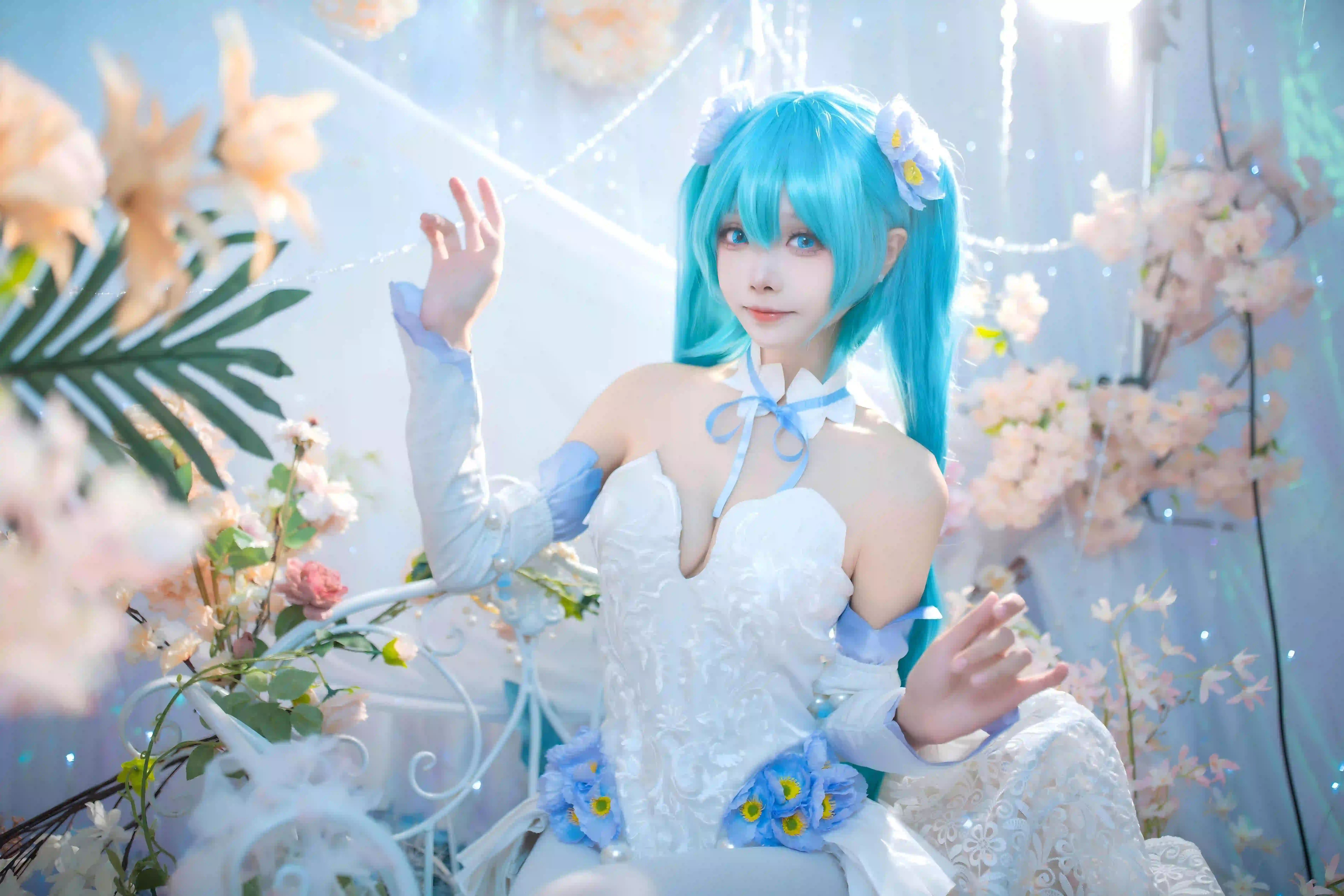 蓝色头发 初音未来Coser 白色裙子 温馨场景