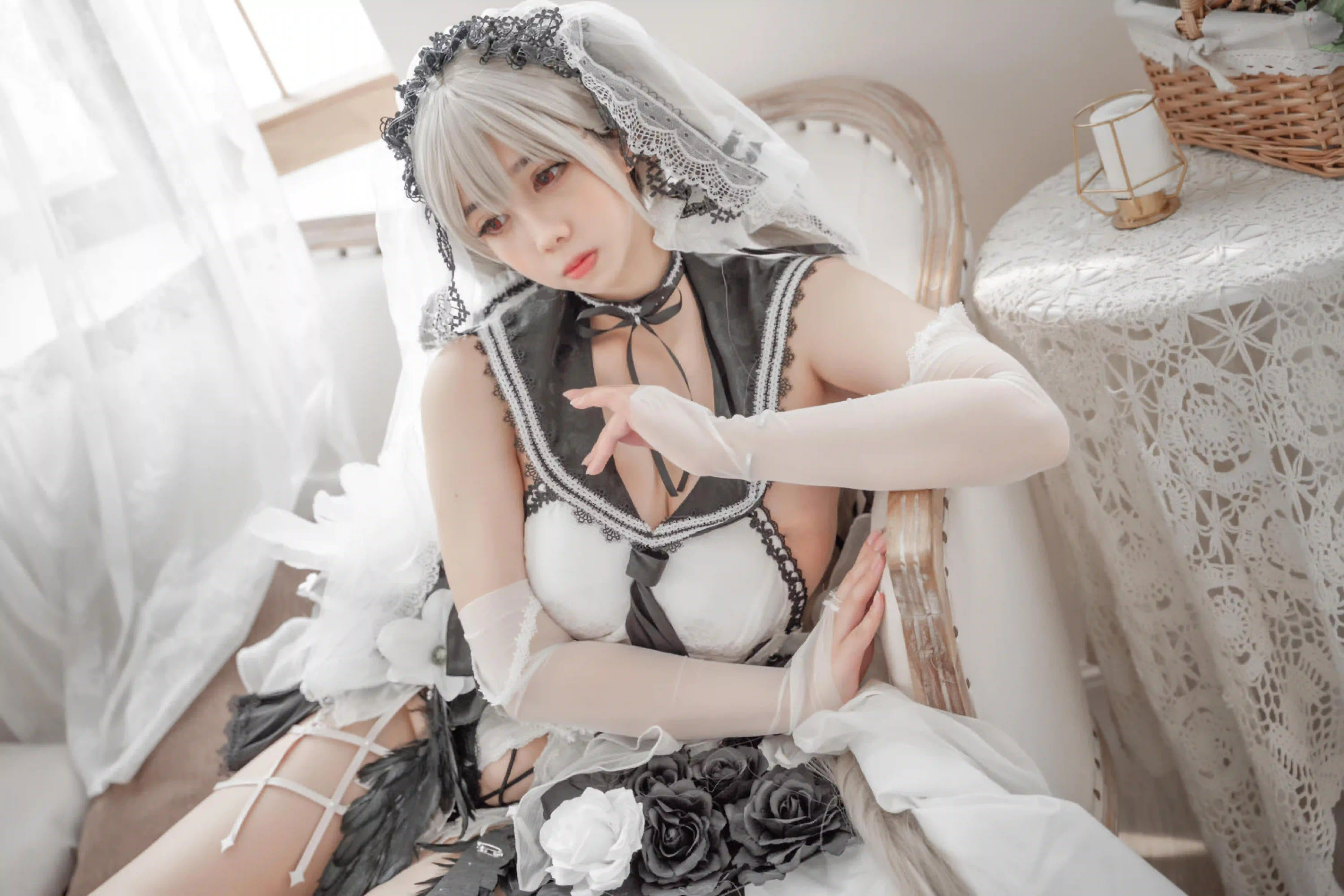 哥特女仆cosplay 优雅坐姿 室内场景 梦幻氛围