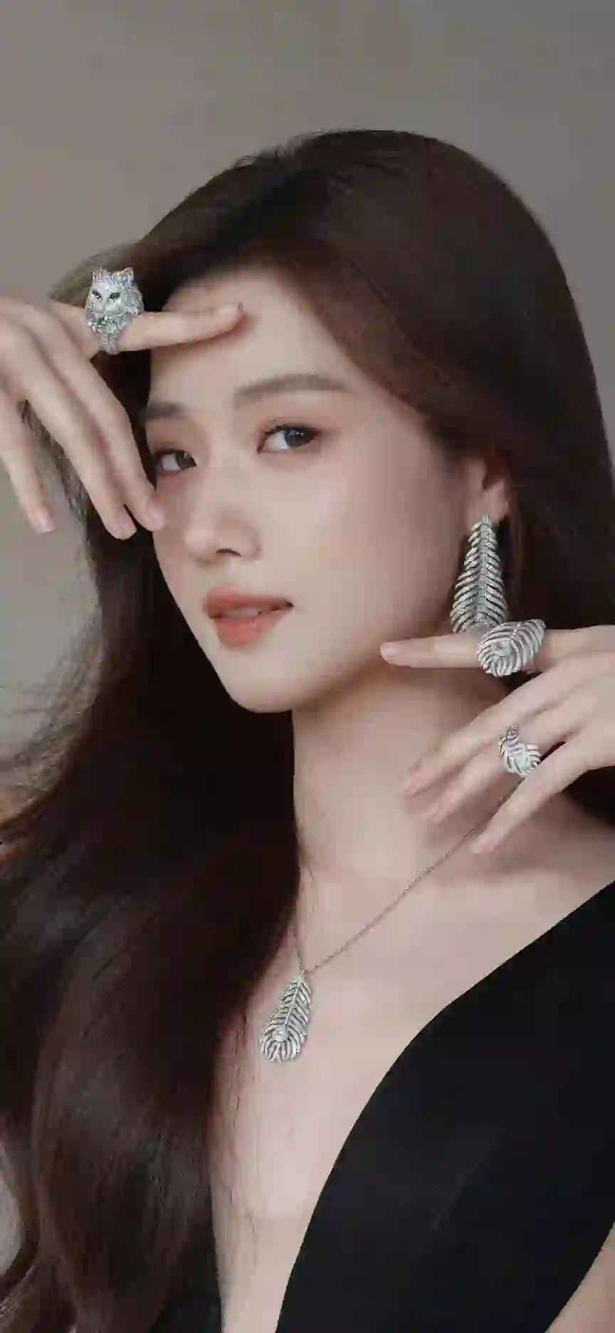 首饰 长发美女 黑色衣服 迷人的眼神