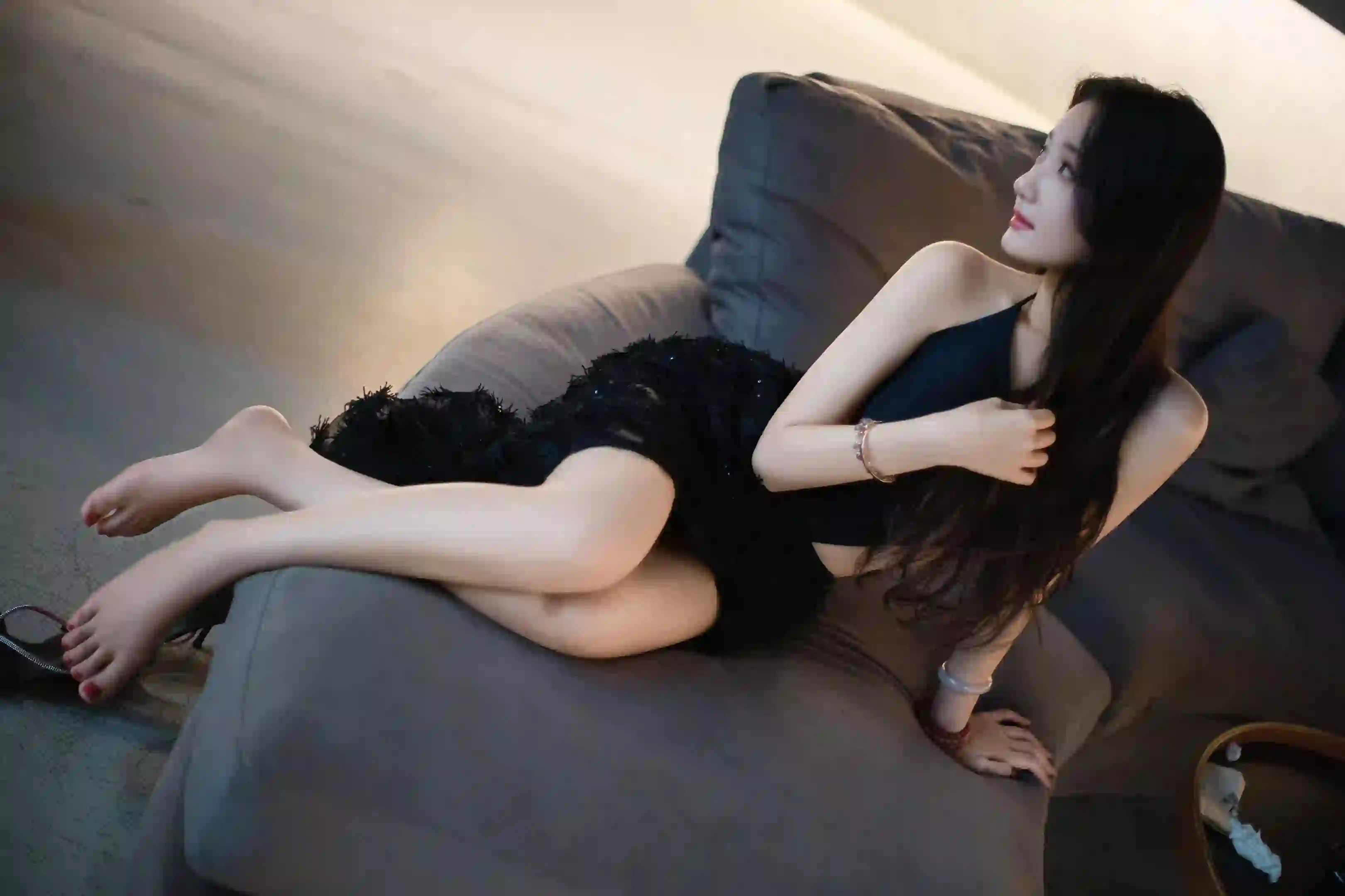 长发美女 吊带穿搭 写真 美腿