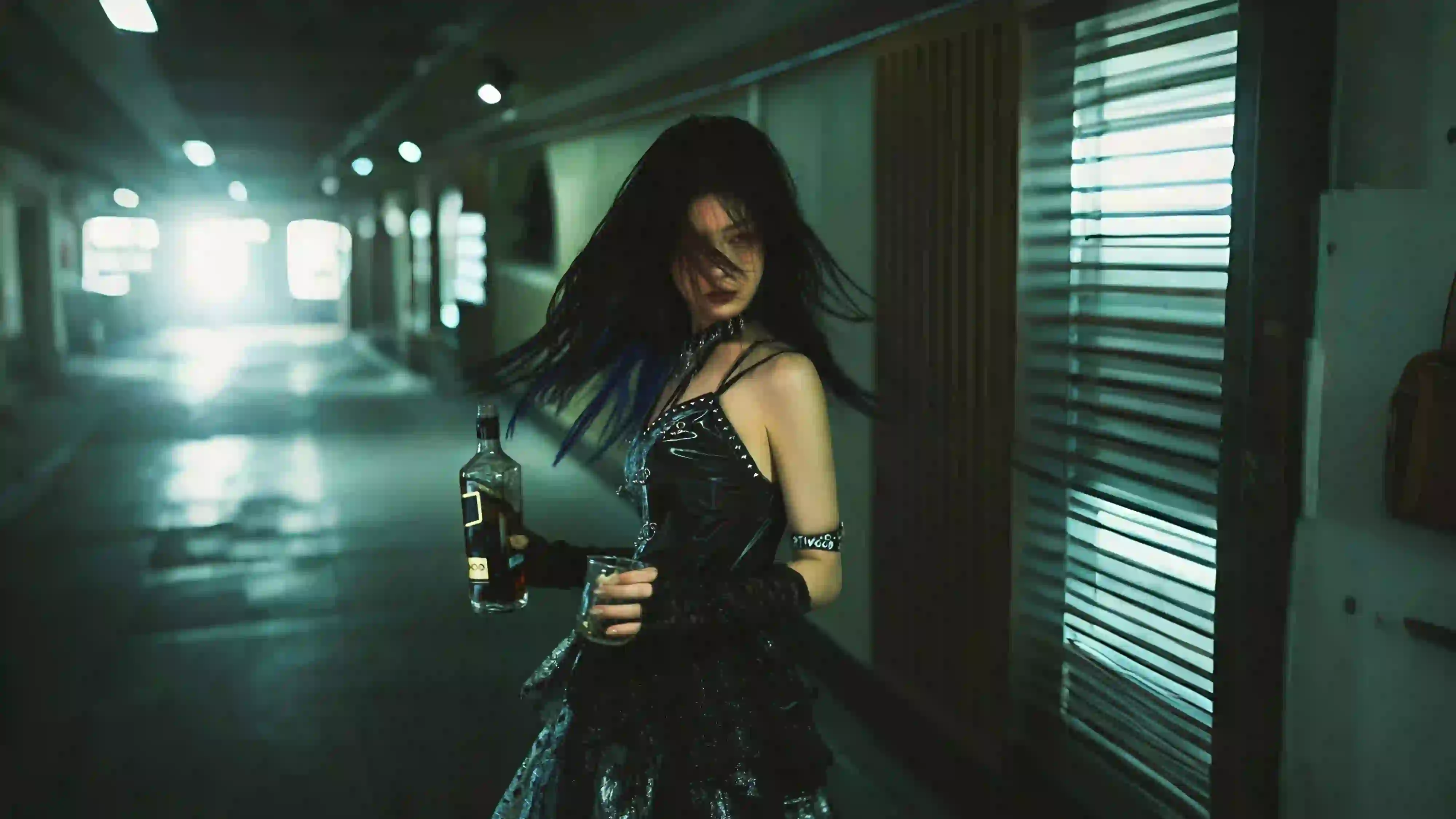 美女 长发美女 性感 酒瓶 黑色吊带长裙