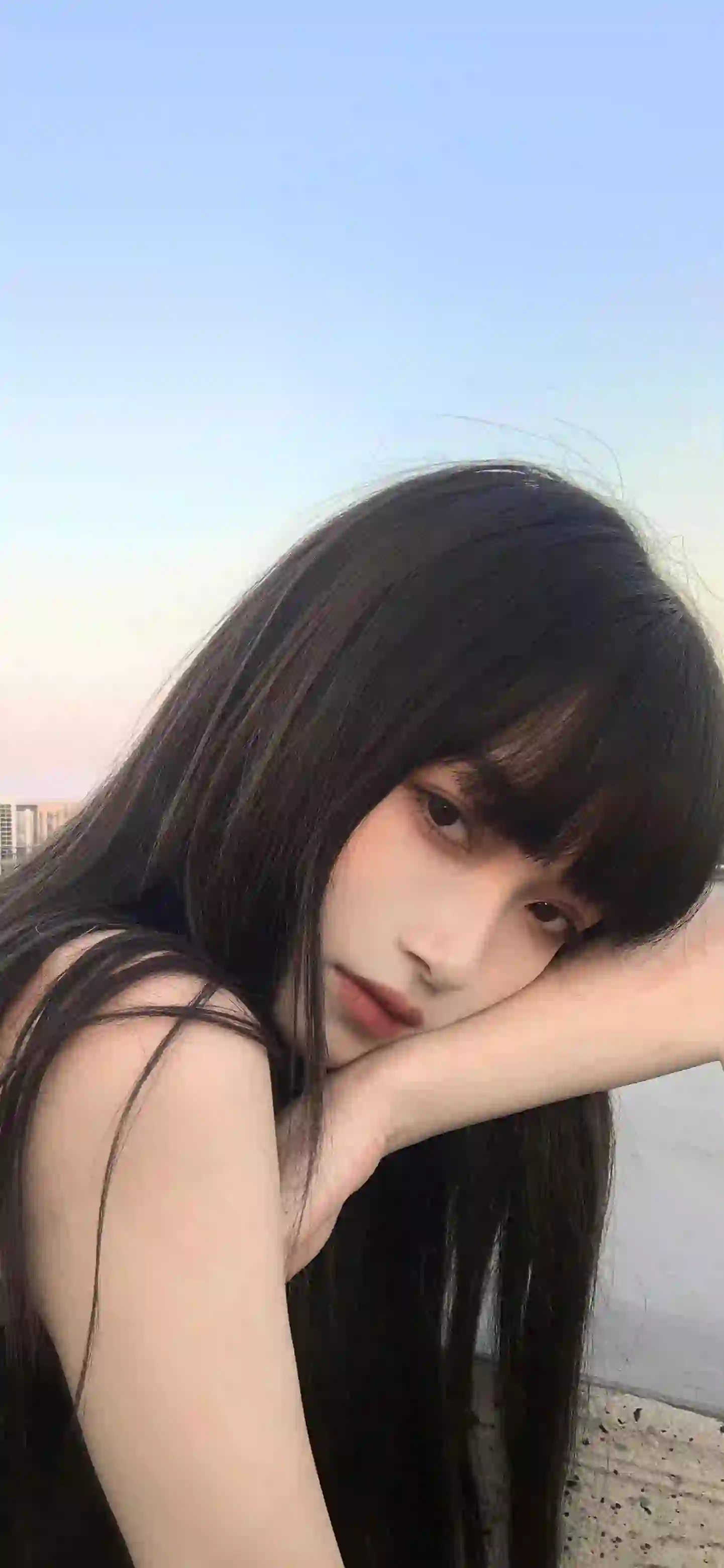 长发美女 户外写真 黑色衣服