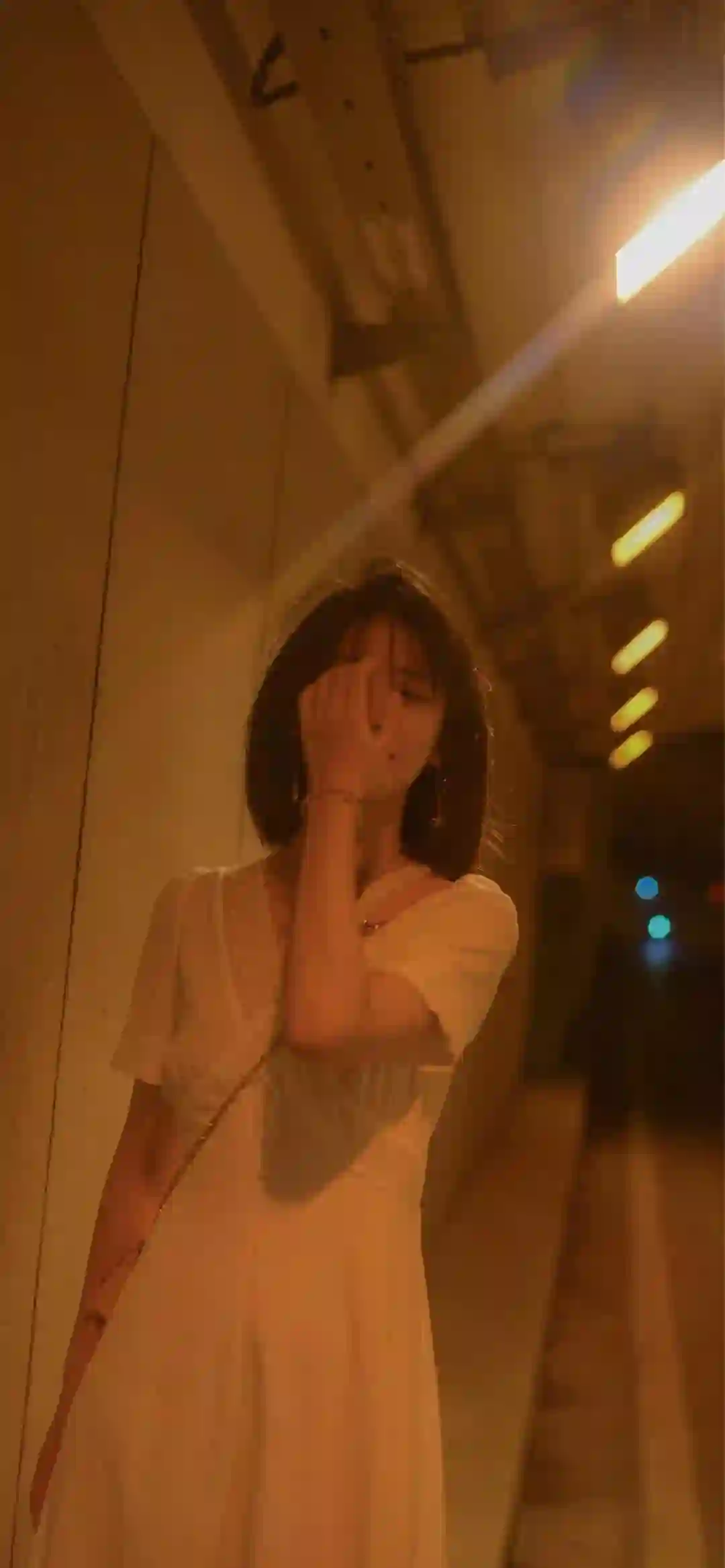 白色连衣裙少女 暖光 害羞 唯美壁纸